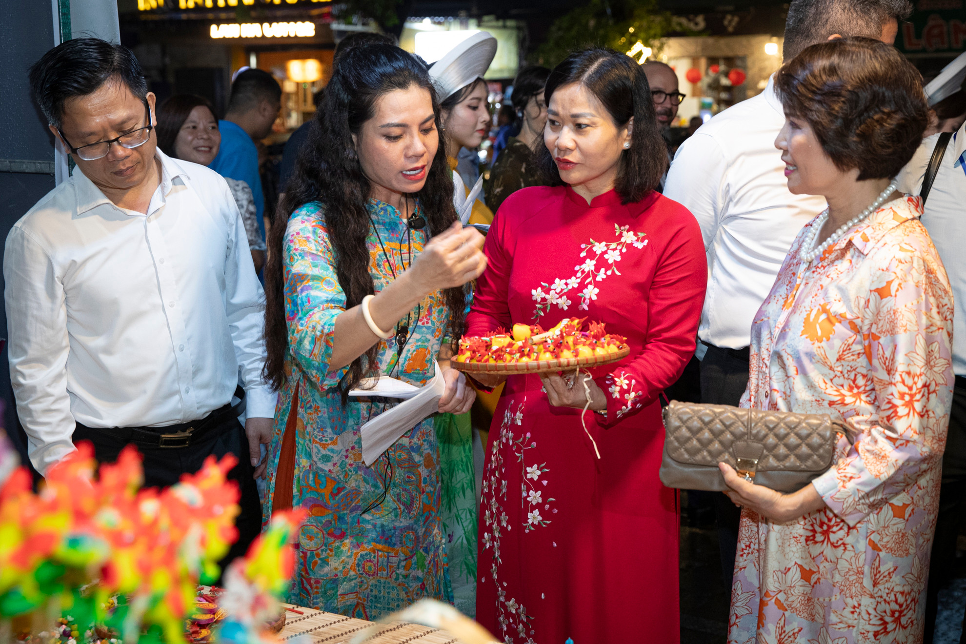 Phó Bí thư Thường trực Thành ủy Hà Nội Nguyễn Thị Tuyến cùng các đại biểu thăm các gian hàng tại Festival Thu Hà Nội năm 2024.