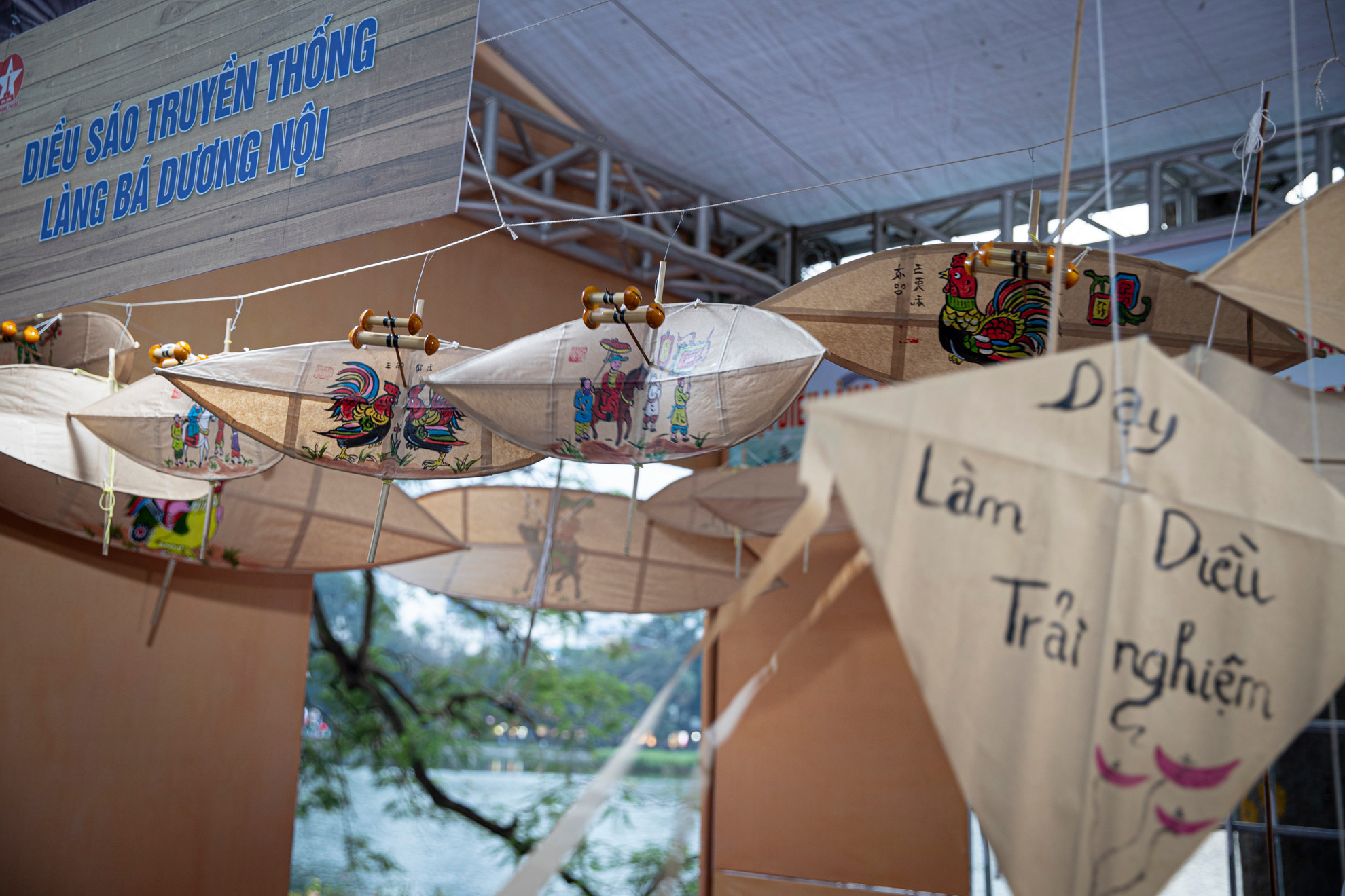 Một số huyện tại Hà Nội đã đầu tư công phu, nâng dần tính chuyên nghiệp về công tác quảng bá xúc tiến du lịch.