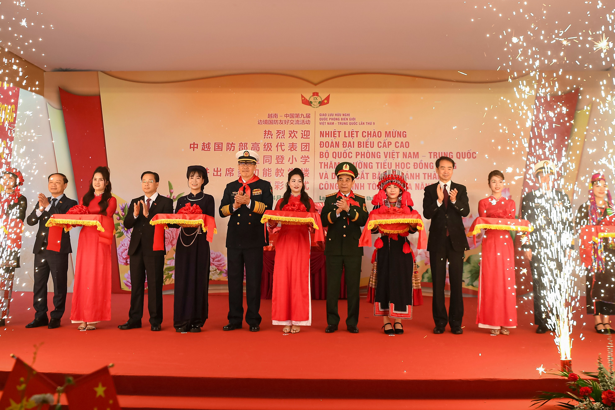 Các đại biểu cắt khánh thành Tòa nhà đa năng do Bộ Quốc phòng Việt Nam xây tặng Trường tiểu học Đồng Đăng tại huyện Cao Lộc, tỉnh Lạng Sơn.