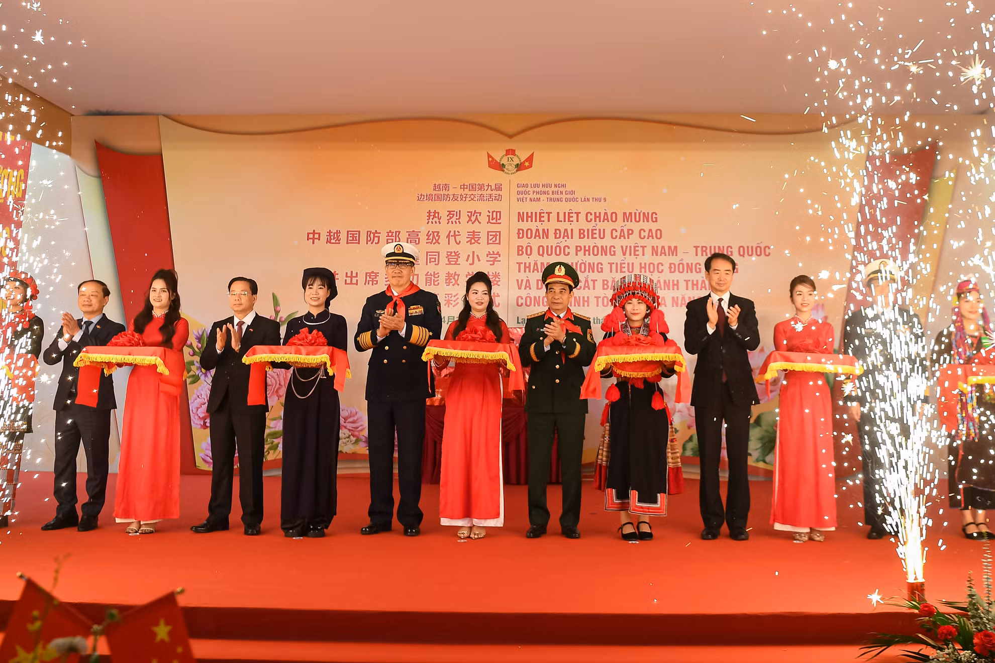 Các đại biểu cắt khánh thành Tòa nhà đa năng do Bộ Quốc phòng Việt Nam xây tặng Trường tiểu học Đồng Đăng tại huyện Cao Lộc, tỉnh Lạng Sơn.