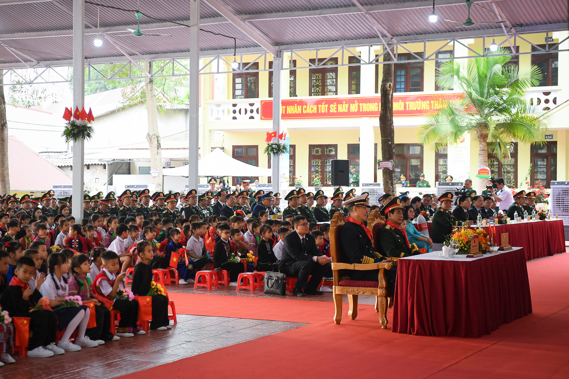 Các đại biểu và học sinh tại Trường tiểu học Đồng Đăng tại huyện Cao Lộc, tỉnh Lạng Sơn.