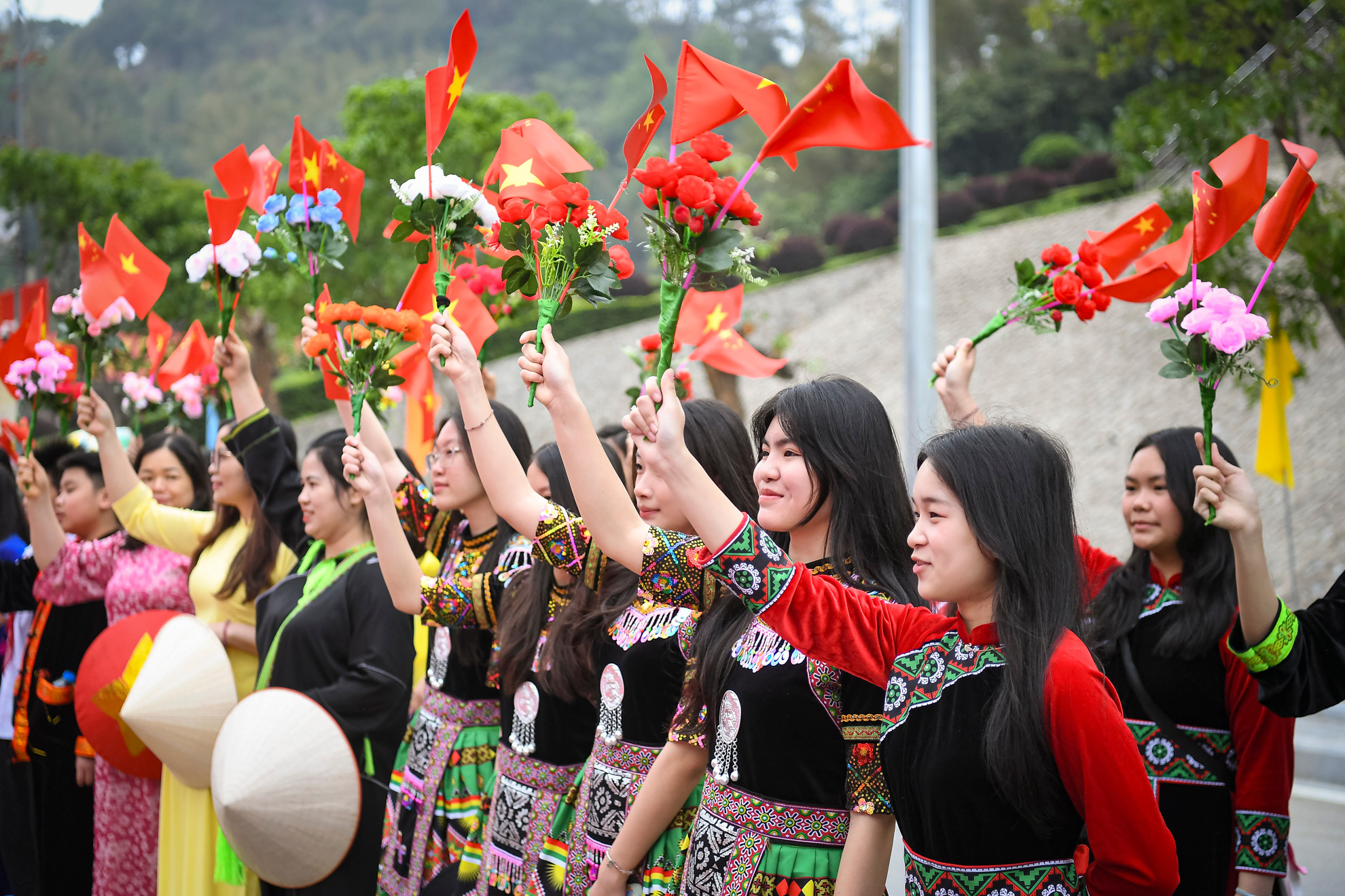 Lễ đón diễn ra trong không khí thắm tình hữu nghị với tiếng reo vui đón mừng của đông đảo người dân và các em học sinh Việt Nam cầm cờ, hoa vẫy chào.