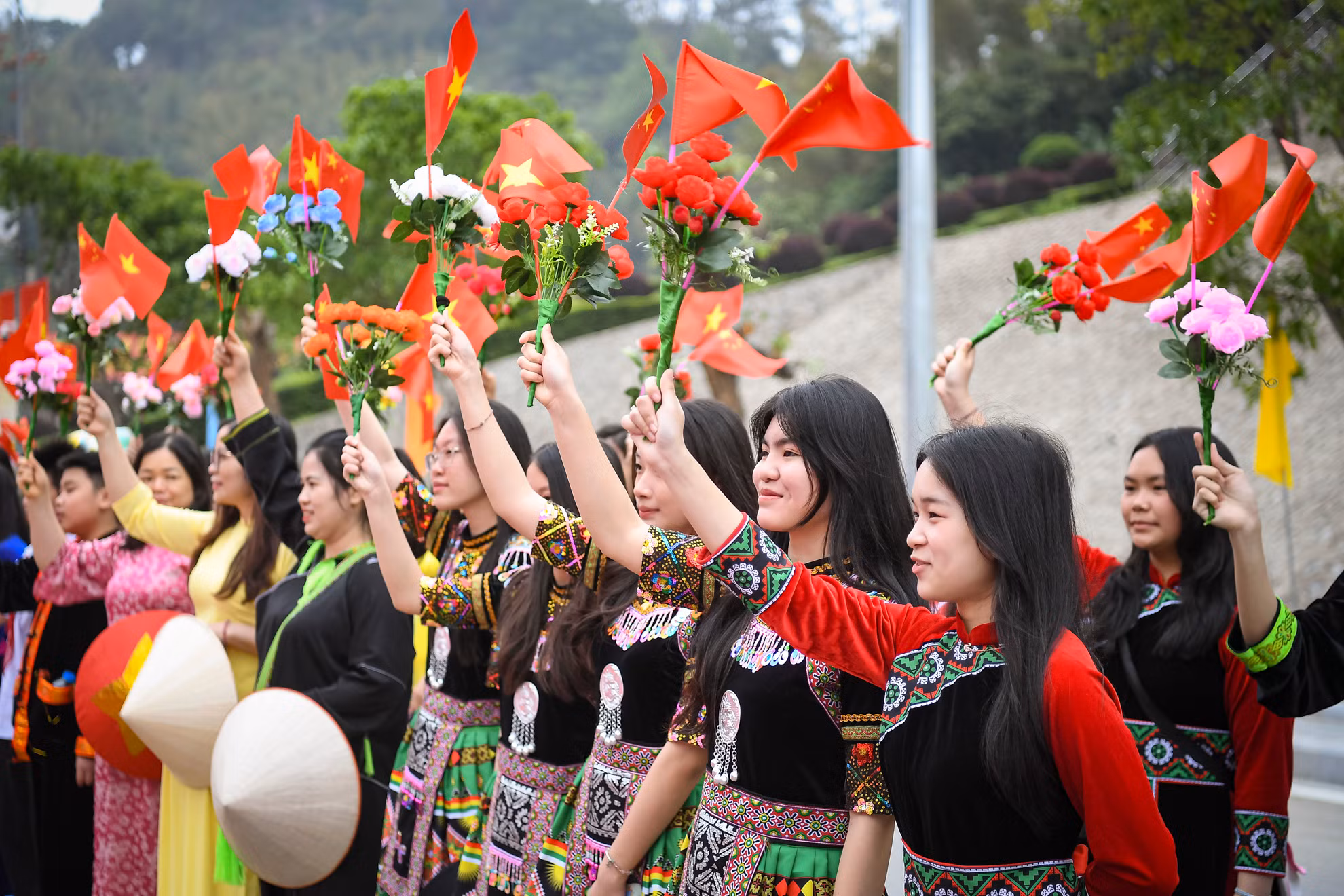 Lễ đón diễn ra trong không khí thắm tình hữu nghị với tiếng reo vui đón mừng của đông đảo người dân và các em học sinh Việt Nam cầm cờ, hoa vẫy chào.