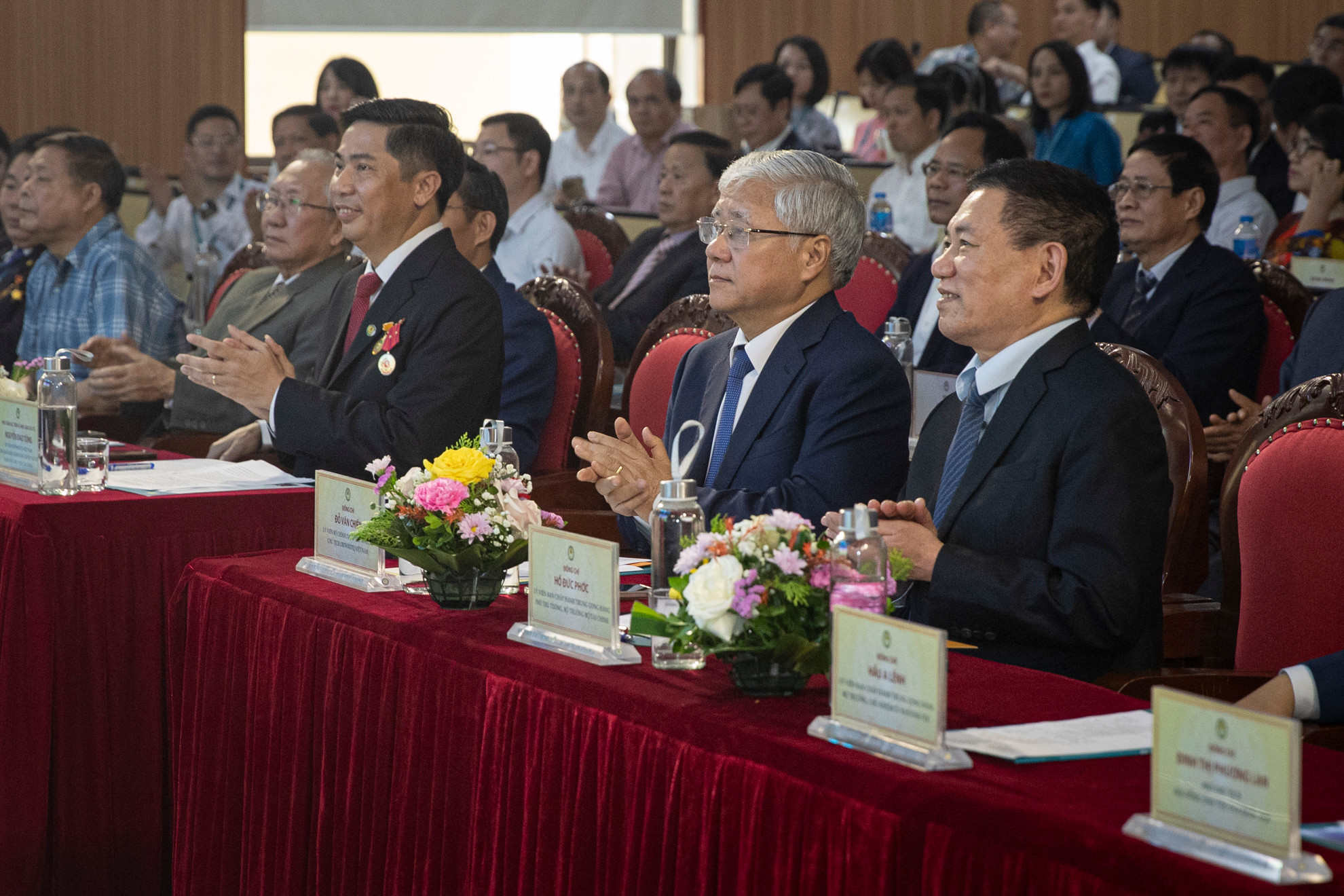 Các đồng chí lãnh đạo Đảng, Nhà nước và các đại biểu dự buổi lễ. Các đồng chí lãnh đạo Đảng, Nhà nước và các đại biểu dự buổi lễ.