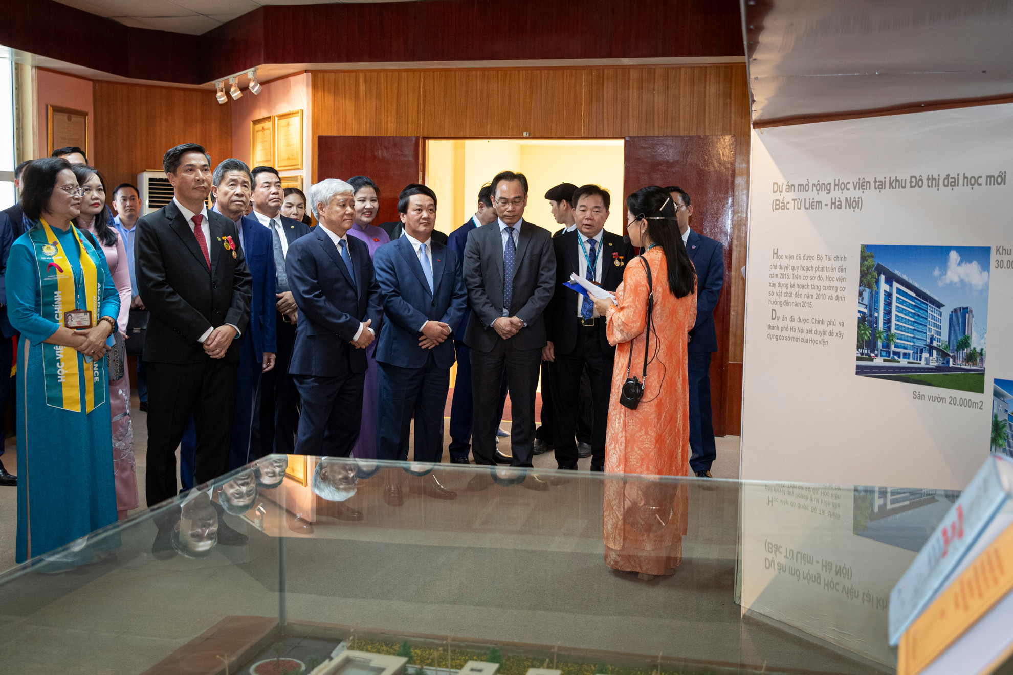 Đoàn đại biểu thăm phòng truyền thống của Học viện Tài chính. Đoàn đại biểu thăm phòng truyền thống của Học viện Tài chính.