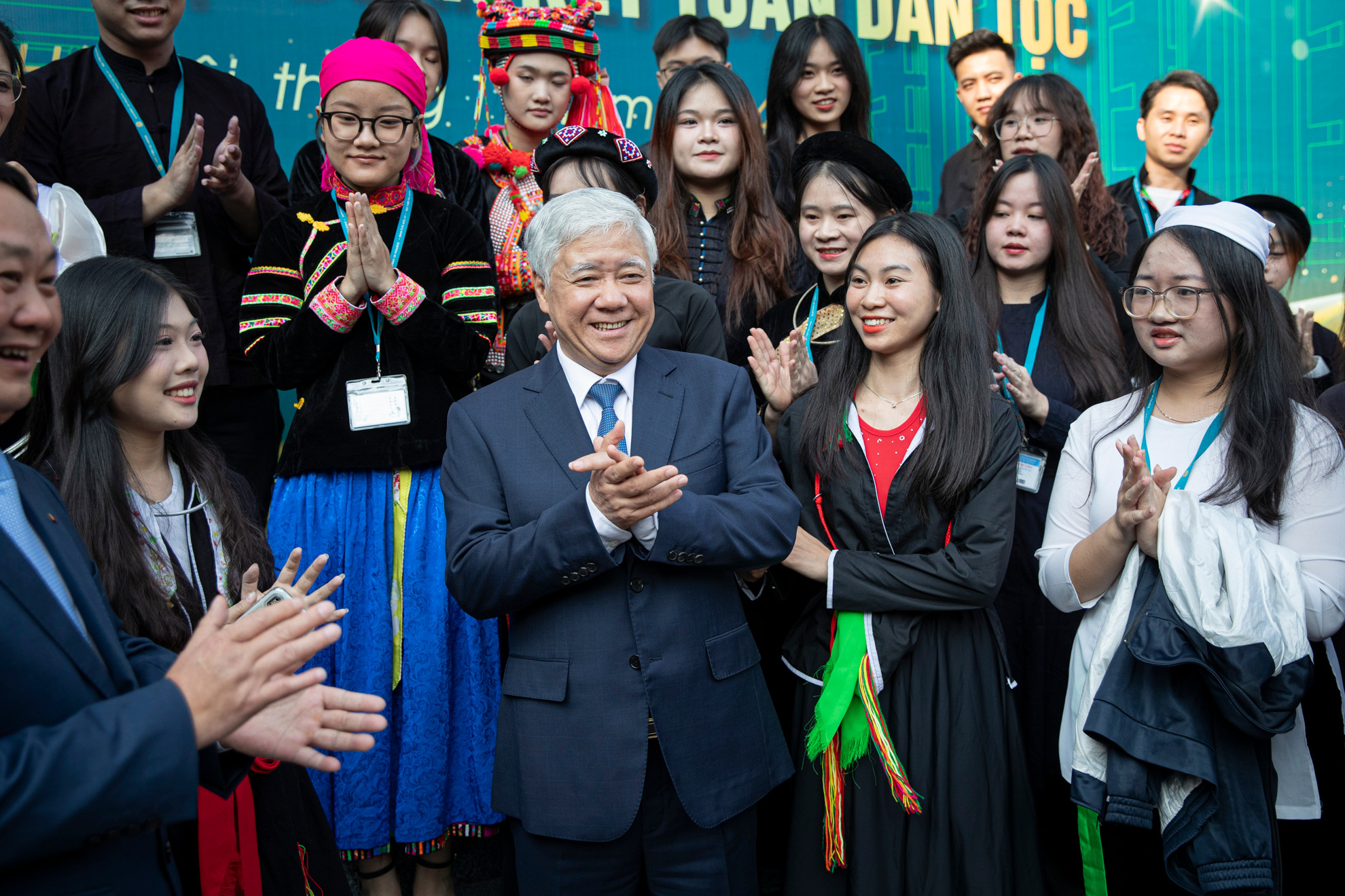 Chủ tịch Ủy ban Trung ương Mặt trận Tổ quốc Việt Nam Đỗ Văn Chiến thăm hỏi, động viên các sinh viên là người dân tộc thiểu số đang học tập tại trường. Chủ tịch Ủy ban Trung ương Mặt trận Tổ quốc Việt Nam Đỗ Văn Chiến thăm hỏi, động viên các sinh viên là người dân tộc thiểu số đang học tập tại trường.