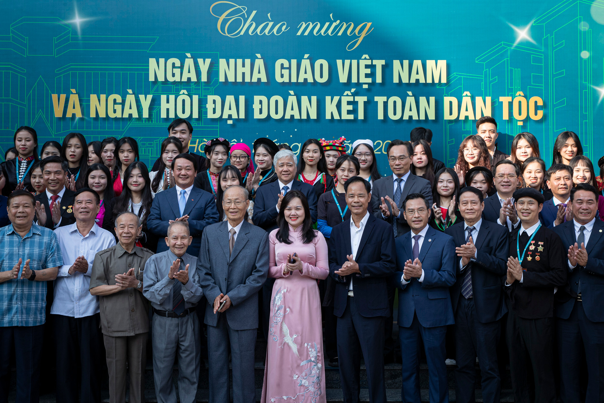 Đồng chí Đỗ Văn Chiến chụp ảnh lưu niệm cùng các thế hệ thầy giáo, cô giáo, sinh viên đang công tác và học tập tại Học viện. Đồng chí Đỗ Văn Chiến chụp ảnh lưu niệm cùng các thế hệ thầy giáo, cô giáo, sinh viên đang công tác và học tập tại Học viện.