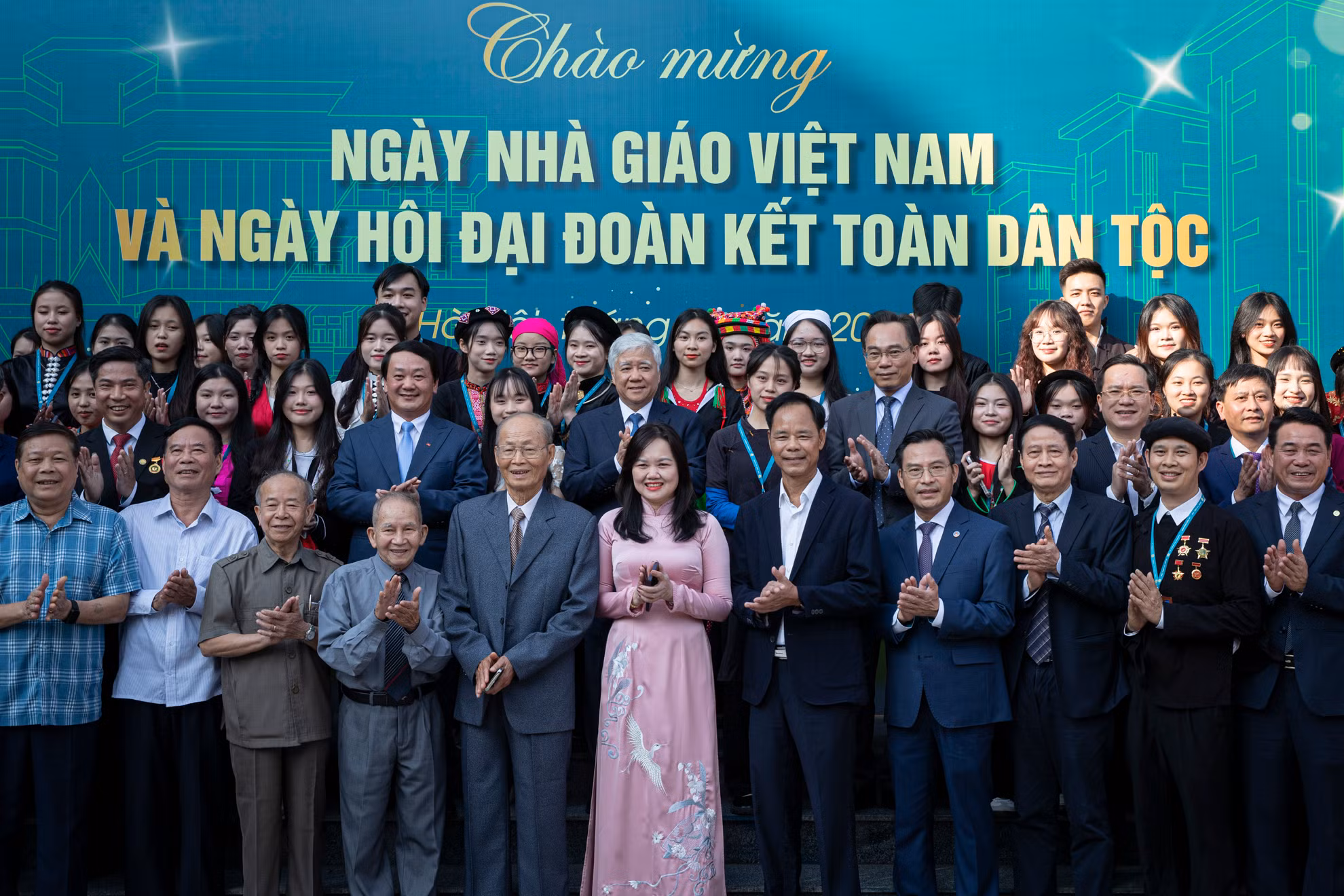 Đồng chí Đỗ Văn Chiến chụp ảnh lưu niệm cùng các thế hệ thầy giáo, cô giáo, sinh viên đang công tác và học tập tại Học viện.