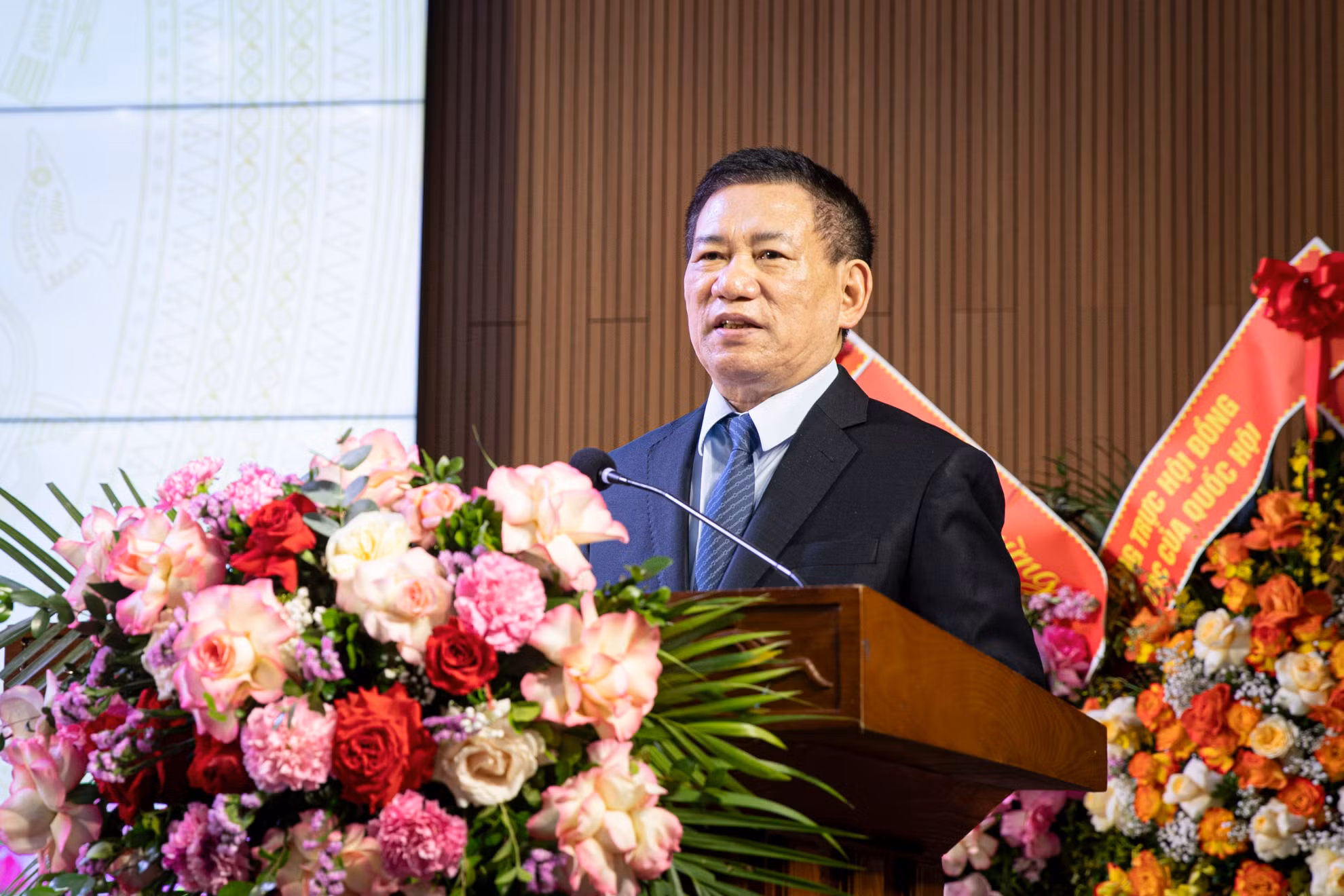 Phó Thủ tướng Chính phủ, Bộ trưởng Bộ Tài chính Hồ Đức Phớc chúc mừng, ghi nhận, biểu dương những thành tích mà các thế hệ thầy giáo, cô giáo, viên chức, người lao động của Học viện Tài chính đã đạt được trong thời gian qua.