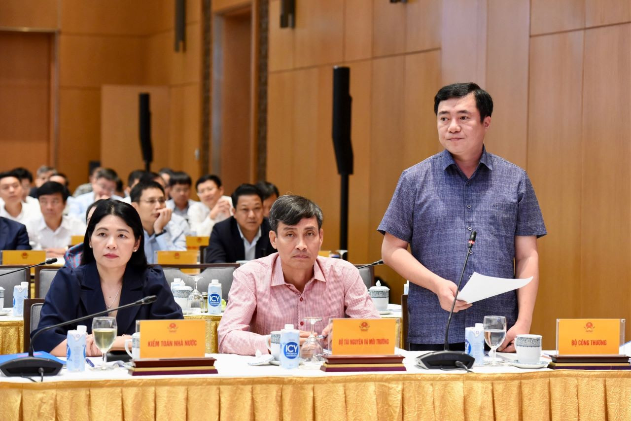 Đại diện lãnh đạo Bộ Công thương phát biểu.