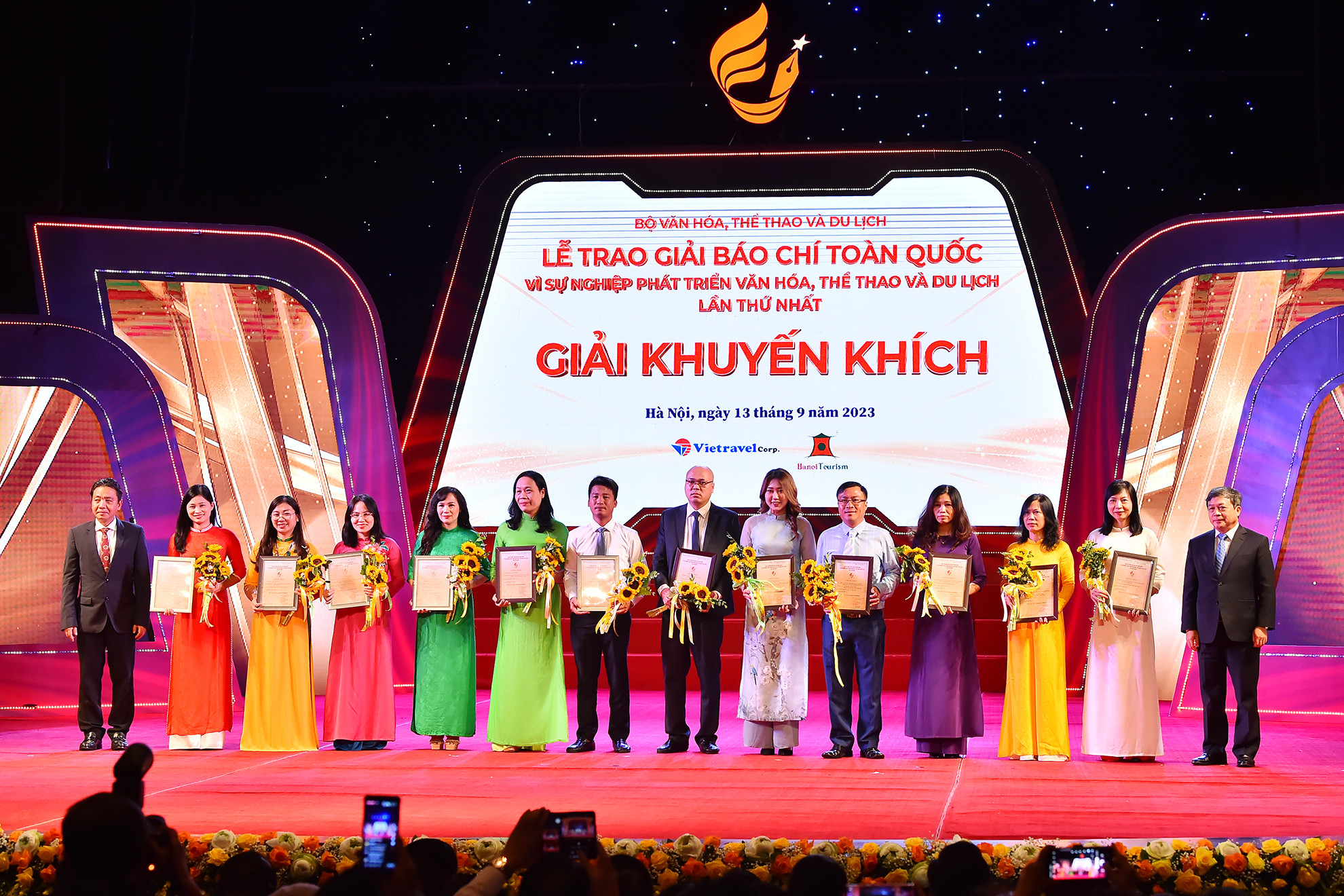 Thứ trưởng Văn hoá, Thể thao và Du lịch Hoàng Đạo Cương và Đoàn Văn Việt trao giải Khuyến khích cho các tác giả, đại diện nhóm tác giả đạt giải.