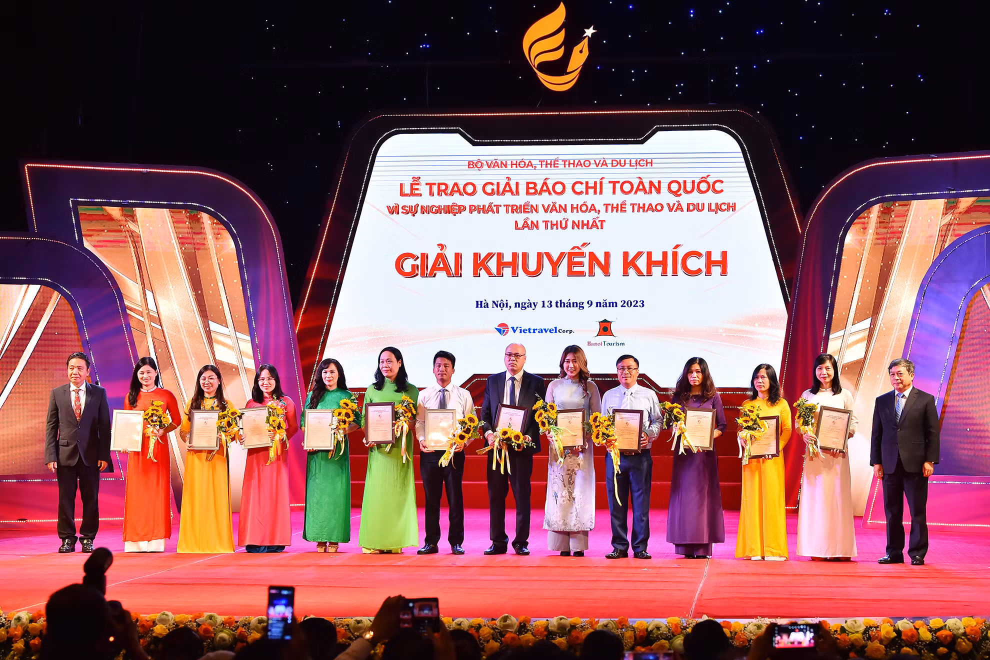 Thứ trưởng Văn hoá, Thể thao và Du lịch Hoàng Đạo Cương và Đoàn Văn Việt trao giải Khuyến khích cho các tác giả, đại diện nhóm tác giả đạt giải.