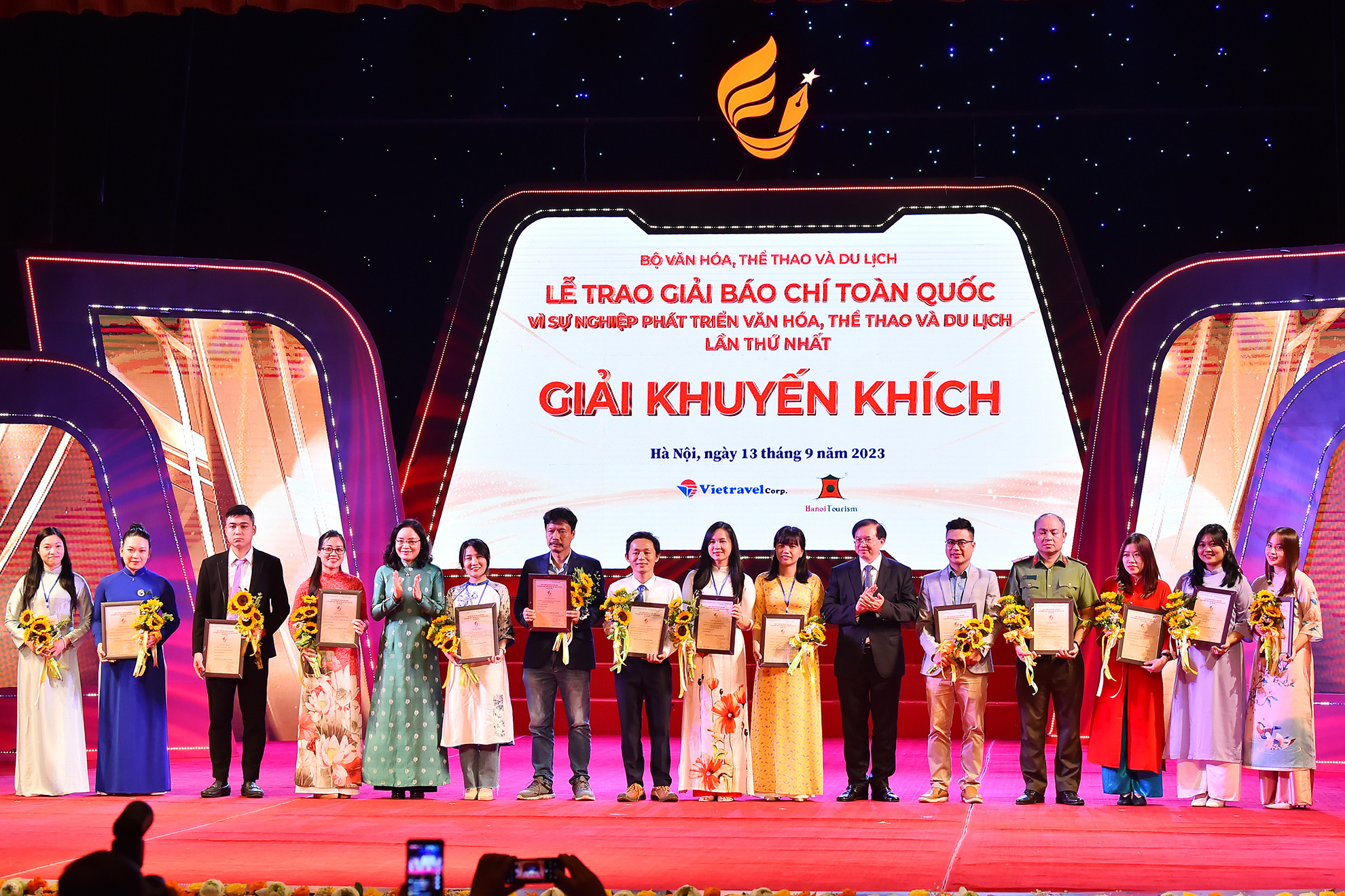 Thứ trưởng Văn hoá, Thể thao và Du lịch Trịnh Thị Thủy và Tạ Quang Đông trao giải Khuyến khích cho các tác giả, đại diện nhóm tác giả đạt giải.