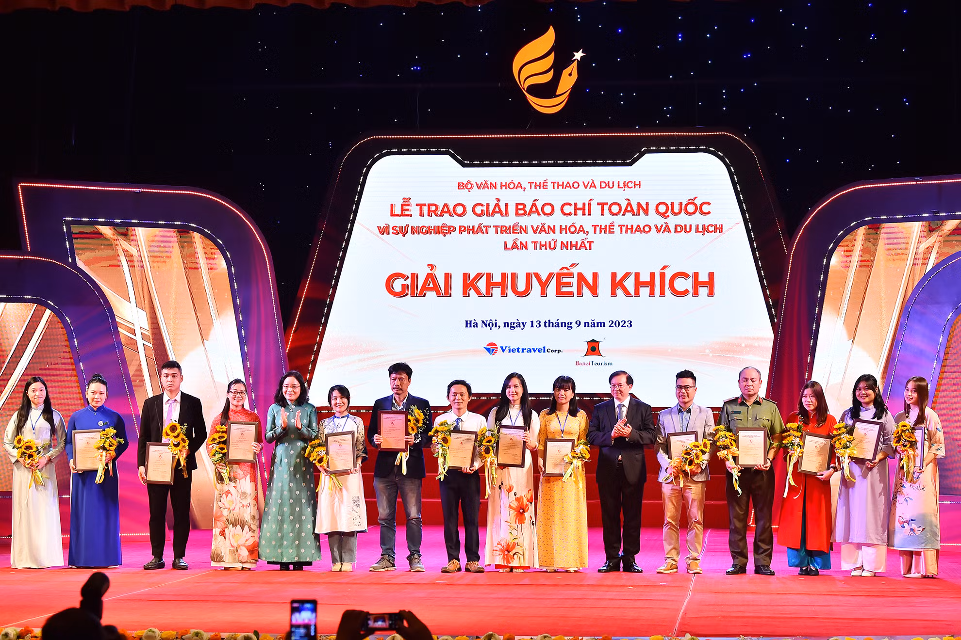 Thứ trưởng Văn hoá, Thể thao và Du lịch Trịnh Thị Thủy và Tạ Quang Đông trao giải Khuyến khích cho các tác giả, đại diện nhóm tác giả đạt giải.