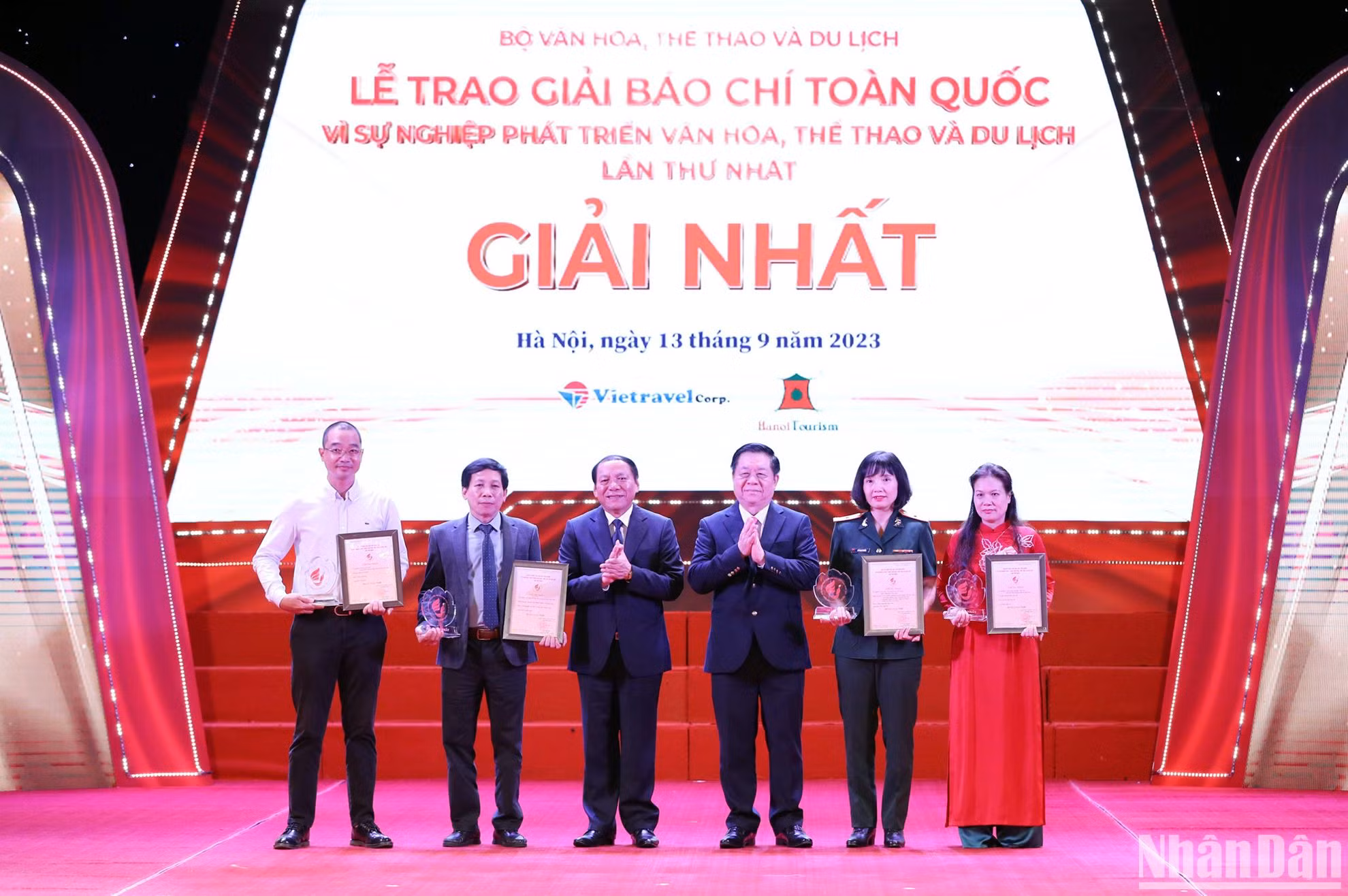 Trưởng Ban Tuyên giáo Trung ương Nguyễn Trọng Nghĩa và Bộ trưởng Văn hóa, Thể thao và Du lịch Nguyễn Văn Hùng trao giải Nhất Giải Báo chí toàn quốc “Vì sự nghiệp phát triển Văn hóa, Thể thao và Du lịch” lần thứ nhất tặng các tác giả, đại diện nhóm tác giả đạt giải.