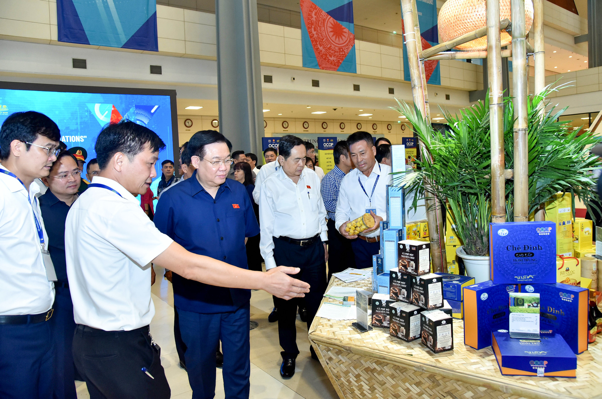 Chủ tịch Quốc hội Vương Đình Huệ thăm, kiểm tra tại Triển lãm Thành tựu Đổi mới sáng tạo, sản phẩm OCOP.