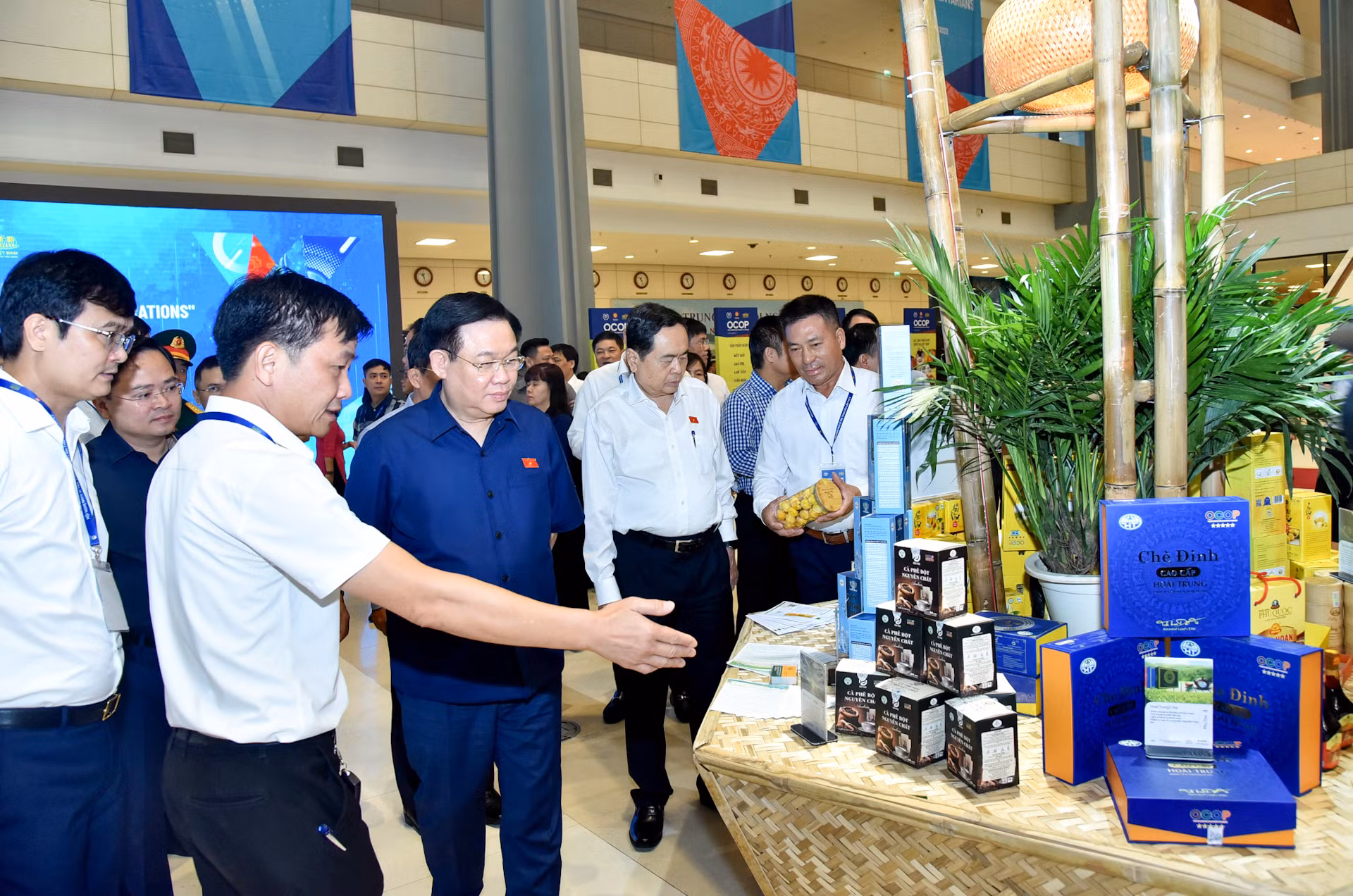 Chủ tịch Quốc hội Vương Đình Huệ thăm, kiểm tra tại Triển lãm Thành tựu Đổi mới sáng tạo, sản phẩm OCOP.