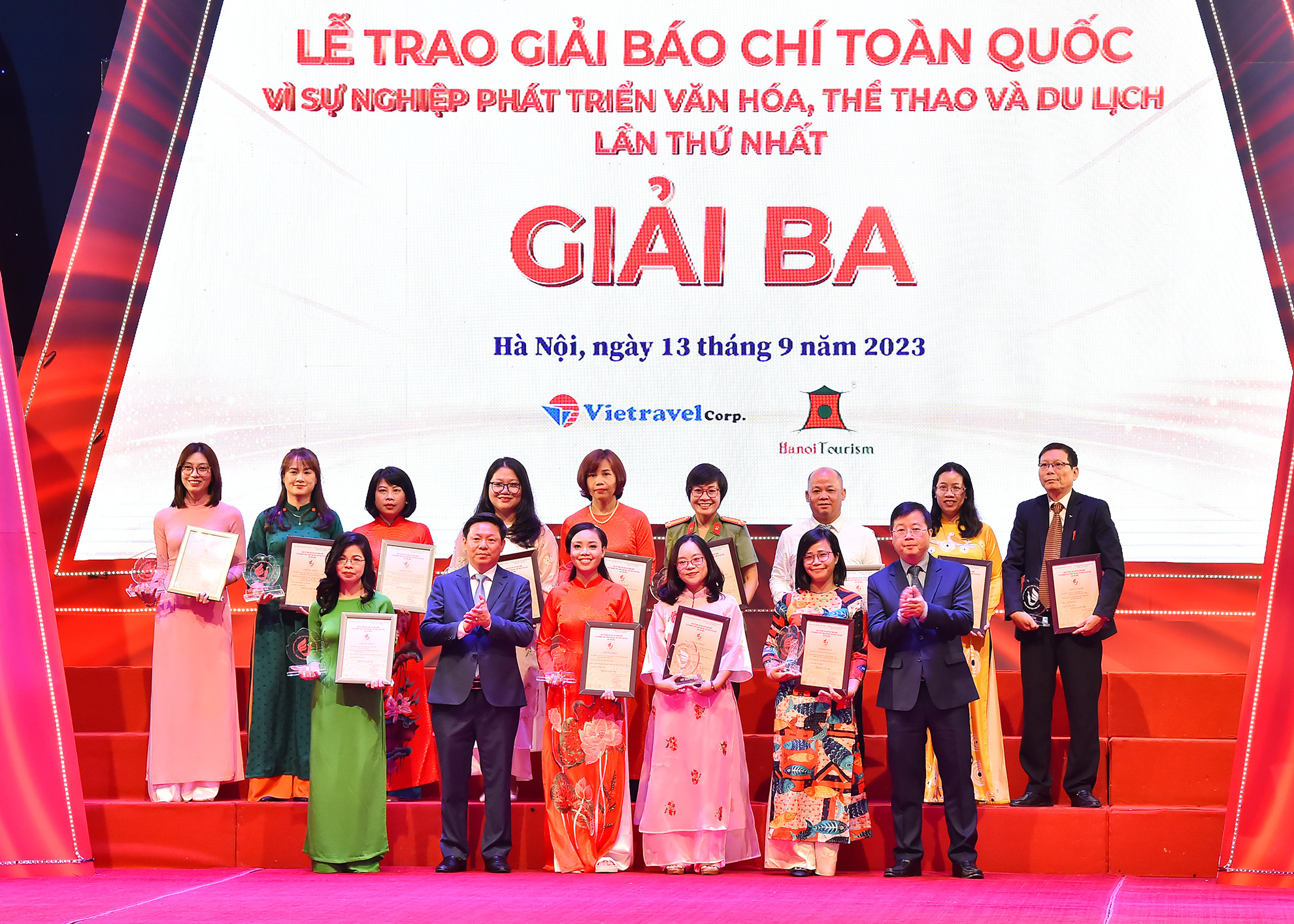 Phó Trưởng ban Tuyên giáo Trung ương Trần Thanh Lâm và Thứ trưởng Thông tin và Truyền thông Nguyễn Thanh Lâm trao giải Ba cho các tác giả, đại diện nhóm tác giả đạt giải.