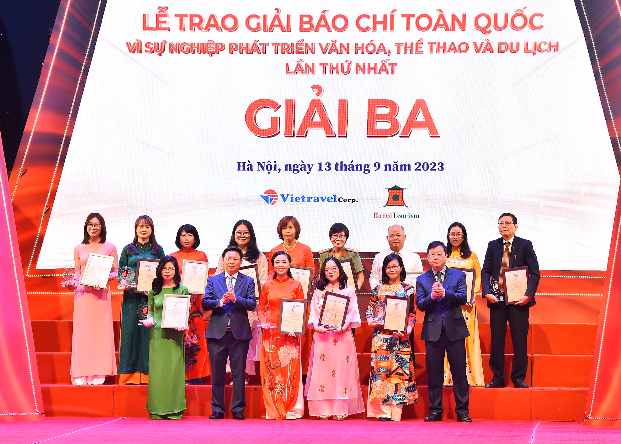 Phó Trưởng ban Tuyên giáo Trung ương Trần Thanh Lâm và Thứ trưởng Thông tin và Truyền thông Nguyễn Thanh Lâm trao giải Ba cho các tác giả, đại diện nhóm tác giả đạt giải.