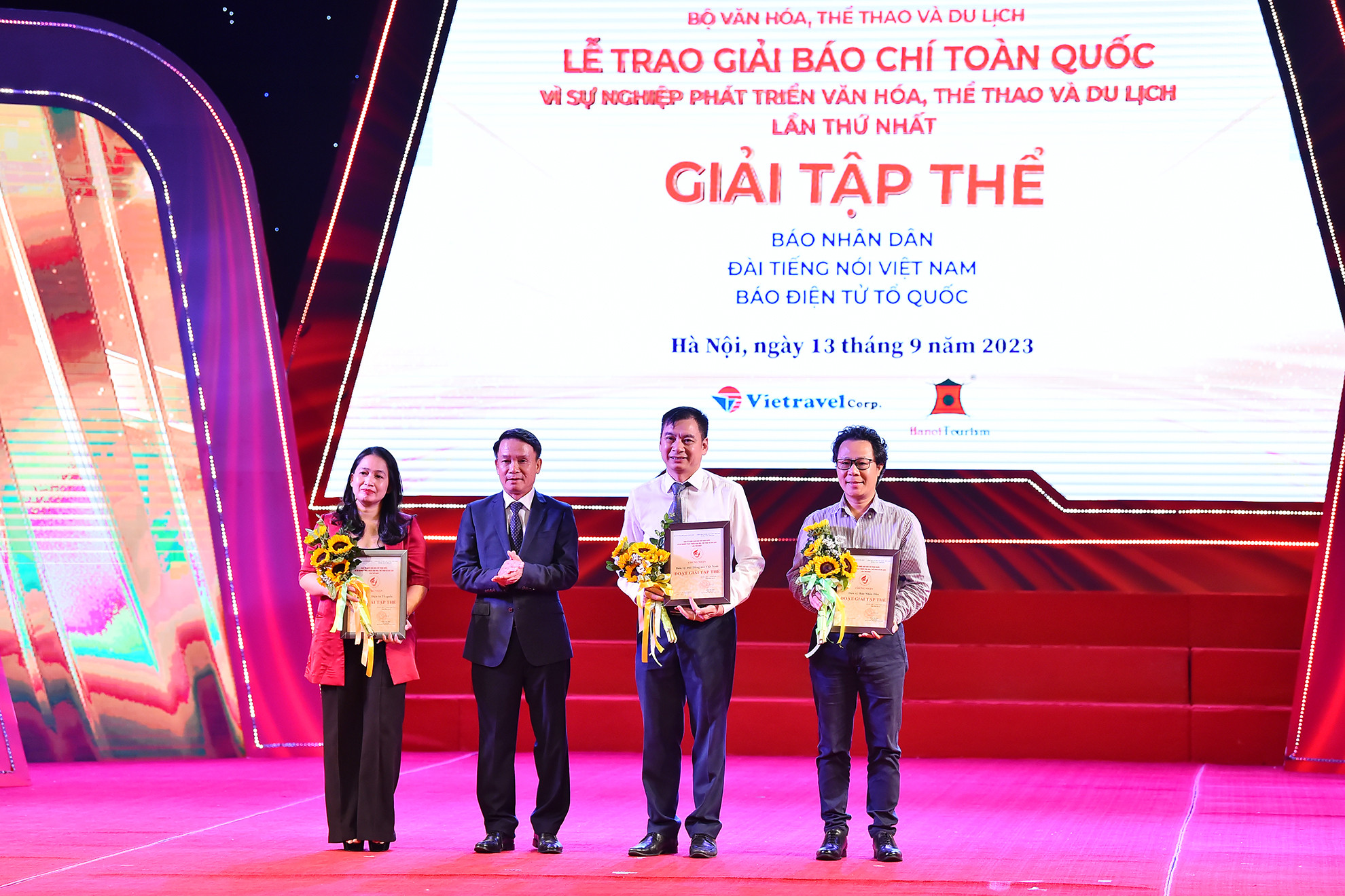 Phó Chủ tịch Thường trực Hội Nhà báo Việt Nam Nguyễn Đức Lợi trao giải Tập thể tặng đại diện Báo Nhân Dân, Đài Tiếng nói Việt Nam và Báo điện tử Tổ quốc.