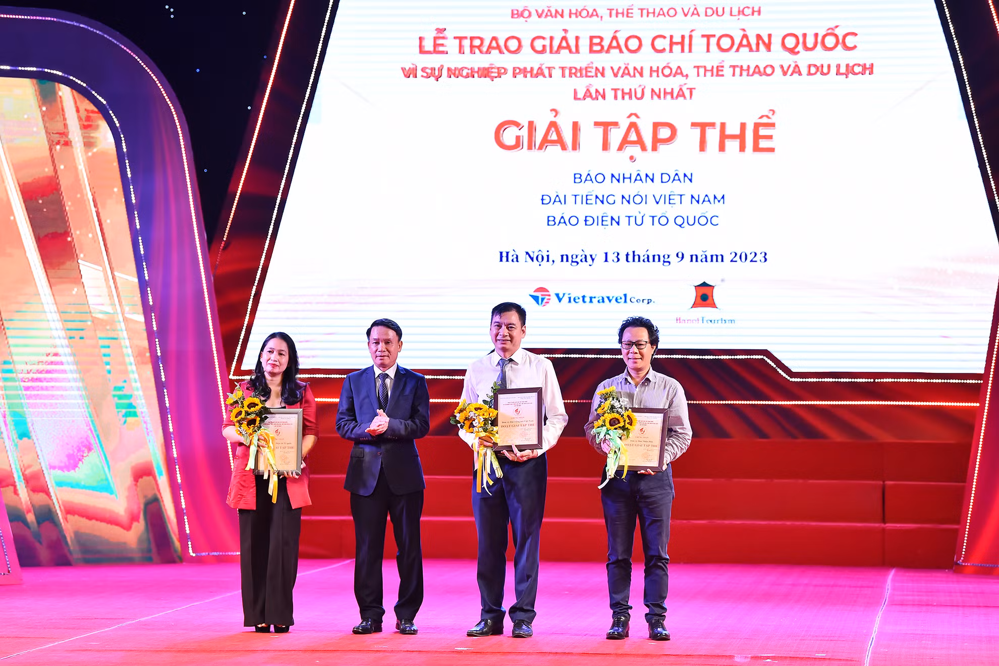 Phó Chủ tịch Thường trực Hội Nhà báo Việt Nam Nguyễn Đức Lợi trao giải Tập thể tặng đại diện Báo Nhân Dân, Đài Tiếng nói Việt Nam và Báo điện tử Tổ quốc.