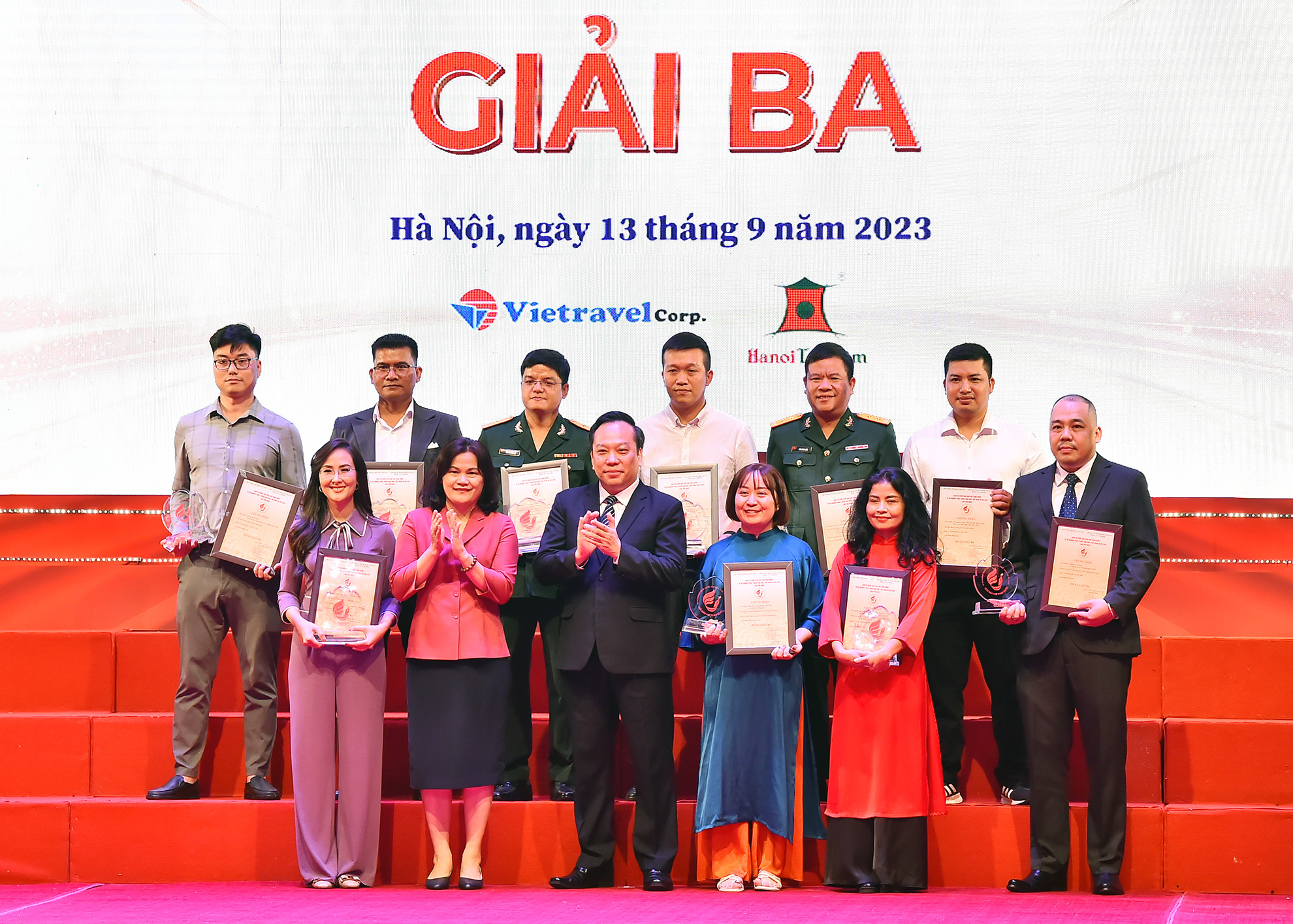 Phó Bí thư Đảng ủy Khối các cơ quan Trung ương Đỗ Việt Hà và Phó Tổng Giám đốc Thông tấn xã Việt Nam Nguyễn Thị Sự trao giải Ba cho các tác giả, đại diện nhóm tác giả đạt giải.