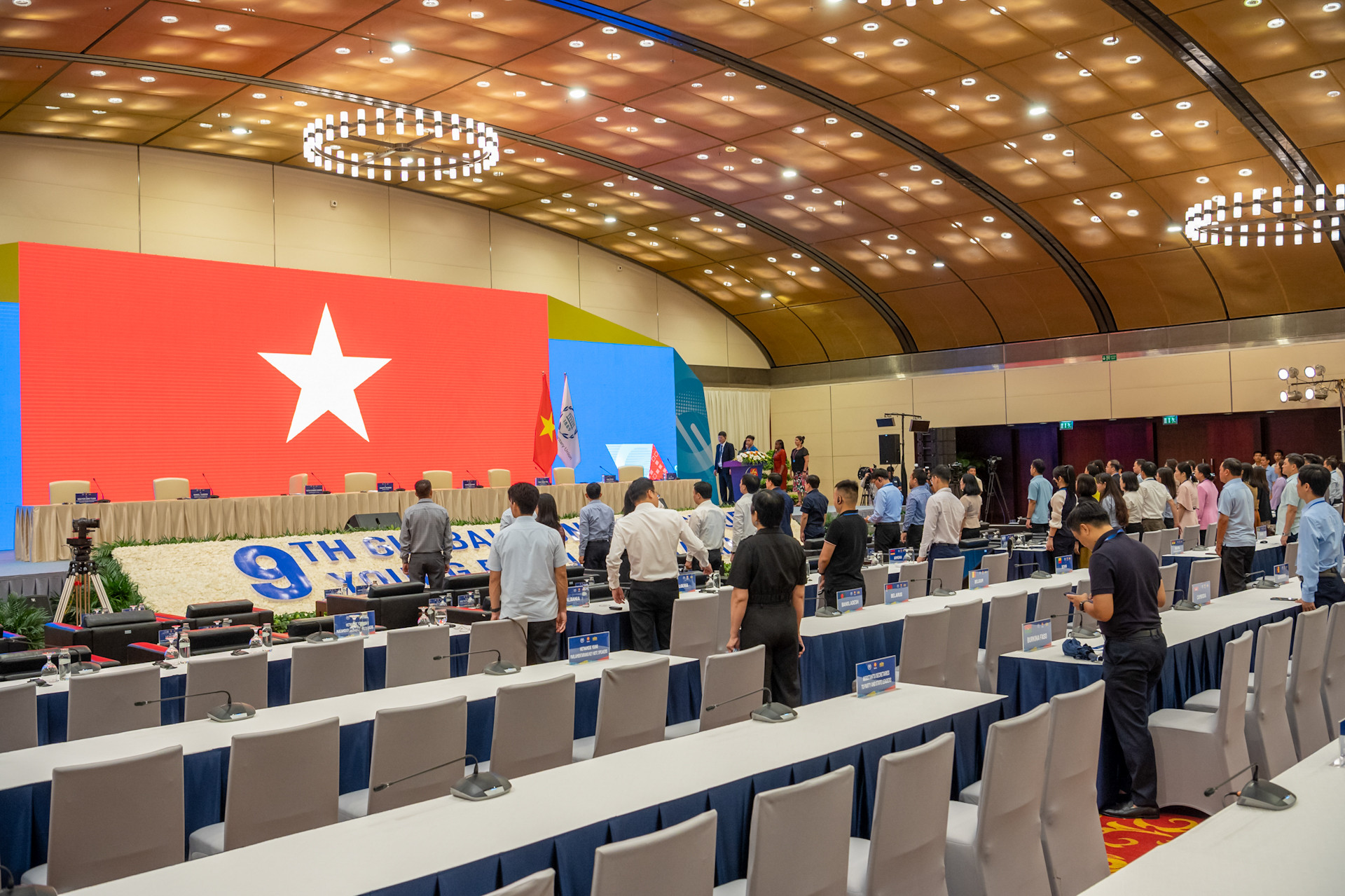 Hội trường chính nơi diễn ra phiên khai mạc, bế mạc Hội nghị Nghị sĩ trẻ toàn cầu lần thứ 9 đã được hoàn tất công tác chuẩn bị.