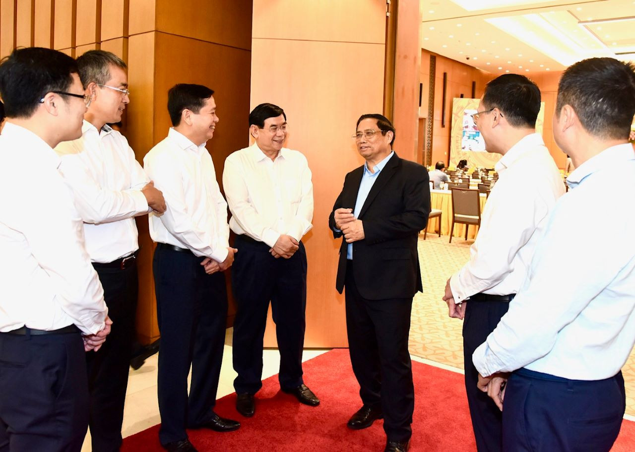 Thủ tướng Phạm Minh Chính trao đổi với các đại biểu trong giờ nghỉ giải lao.