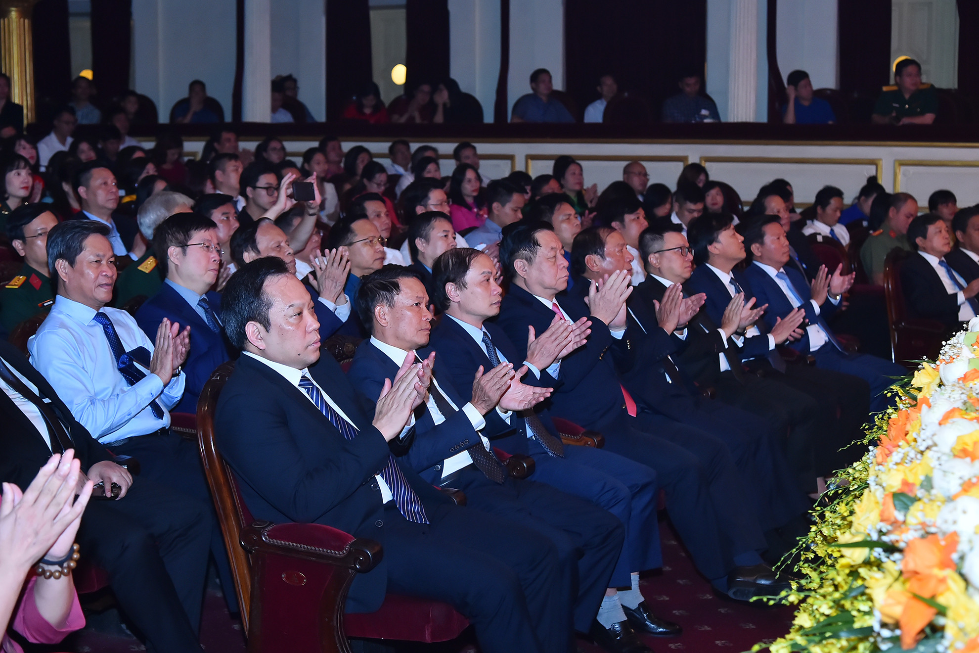 Các đồng chí lãnh đạo Đảng, Nhà nước cùng các đại biểu, tác giả, nhóm tác giả đạt giải tham dự buổi lễ.