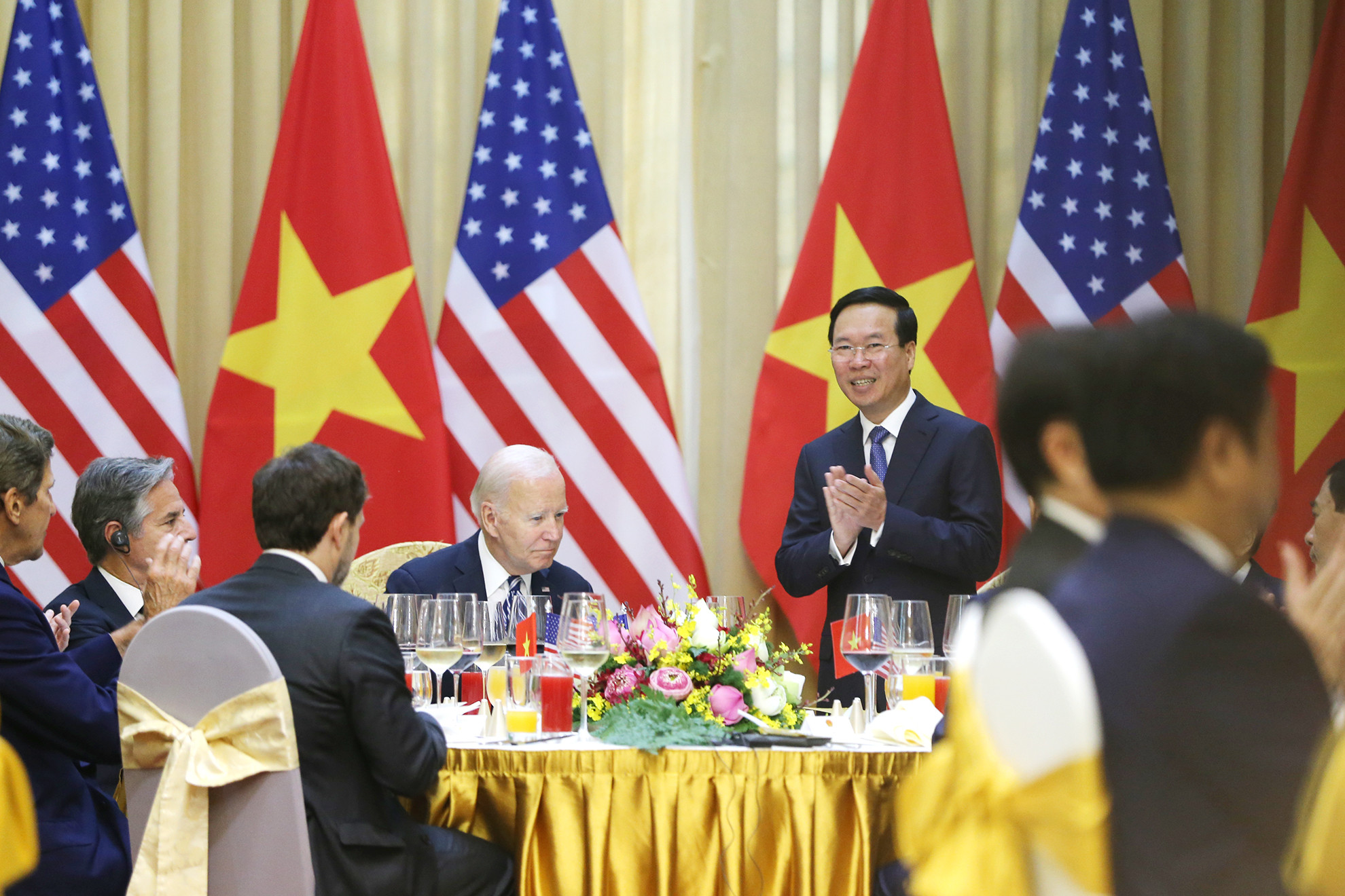 Ngay sau buổi tiếp, Chủ tịch nước Võ Văn Thưởng đã chủ trì chiêu đãi cấp Nhà nước với Tổng thống Hoa Kỳ Joe Biden.