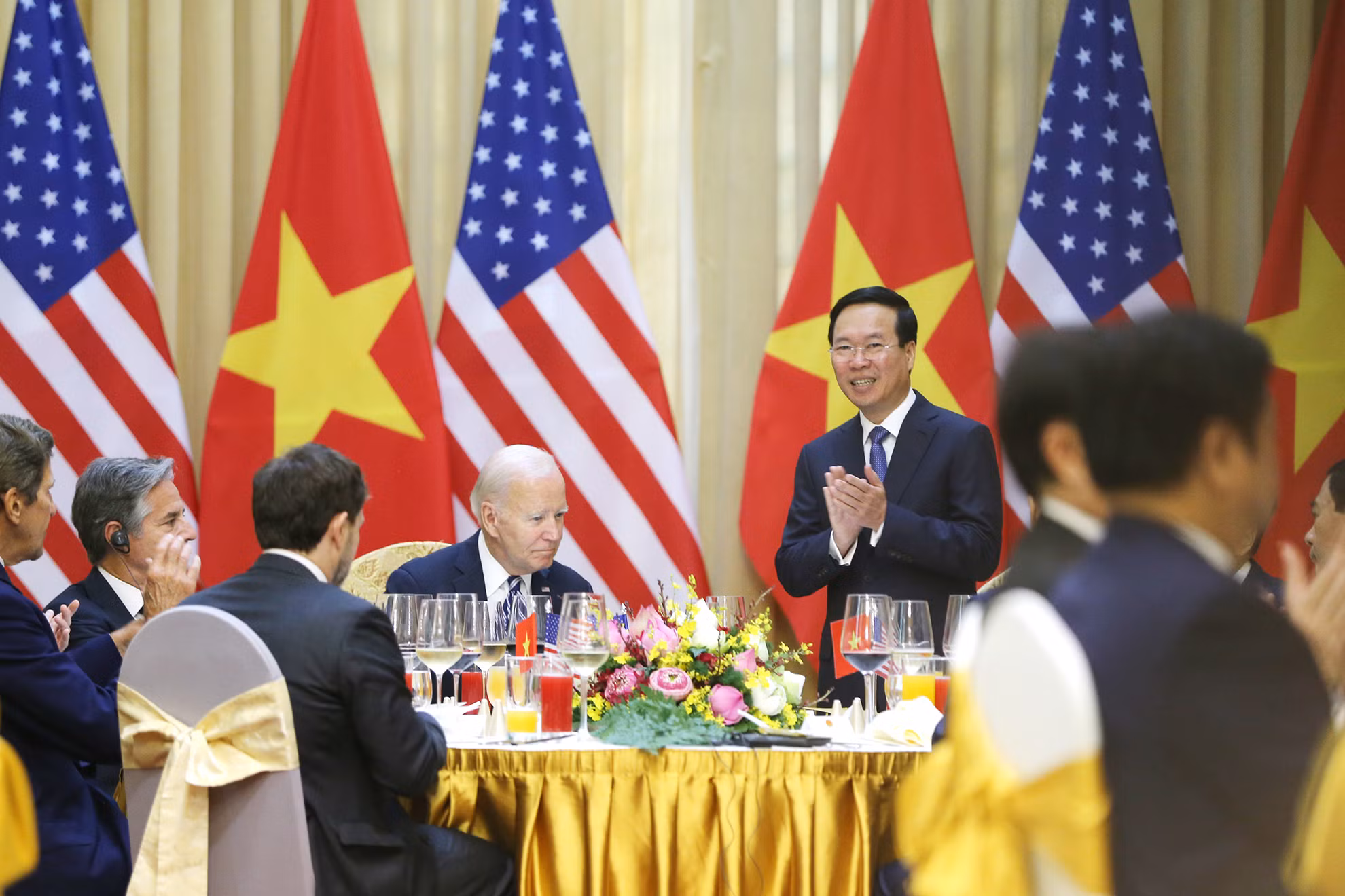 Ngay sau buổi tiếp, Chủ tịch nước Võ Văn Thưởng đã chủ trì chiêu đãi cấp Nhà nước với Tổng thống Hoa Kỳ Joe Biden.