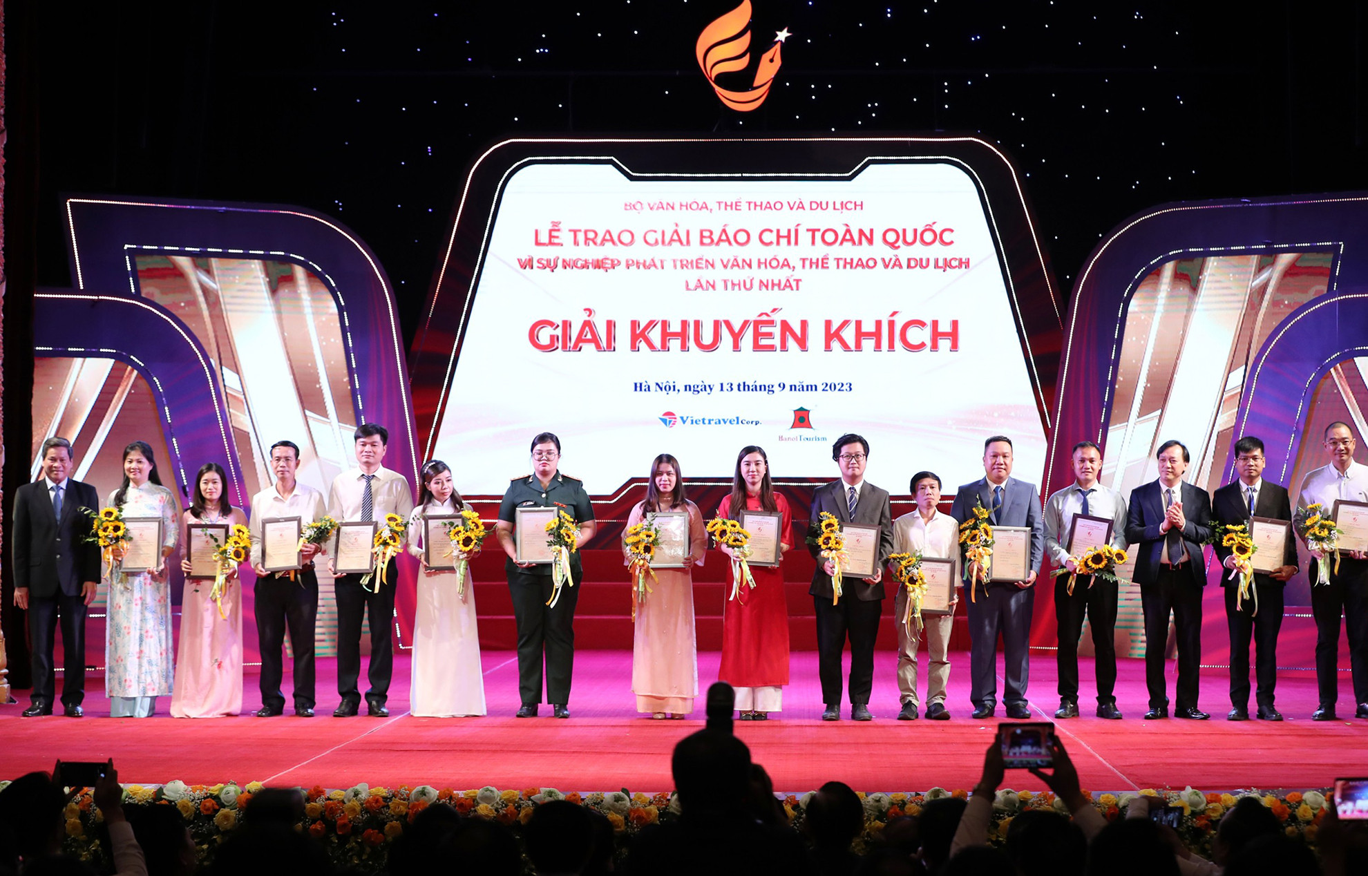 Phó Chủ tịch Tổng Liên đoàn Lao động Huỳnh Thanh Xuân và Phó Chủ nhiệm Ủy ban Văn hóa, Giáo dục của Quốc hội Phan Viết Lượng trao giải Khuyến khích cho các tác giả, đại diện nhóm tác giả đạt giải.