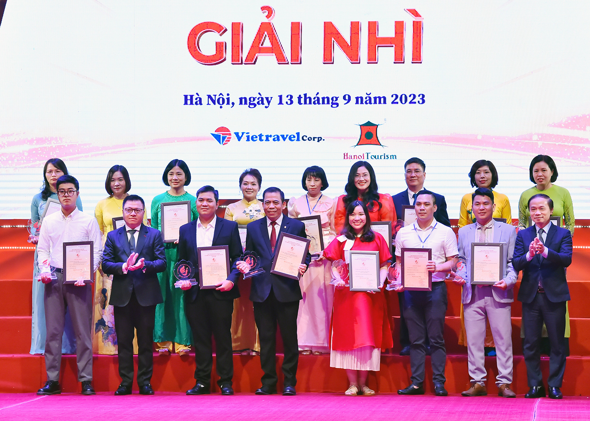 Phó Trưởng ban Thường trực Ban Dân vận Trung ương Phạm Tất Thắng và Tổng Biên tập Báo Nhân Dân Lê Quốc Minh trao giải Nhì cho các tác giả, đại diện nhóm tác giả đạt giải.