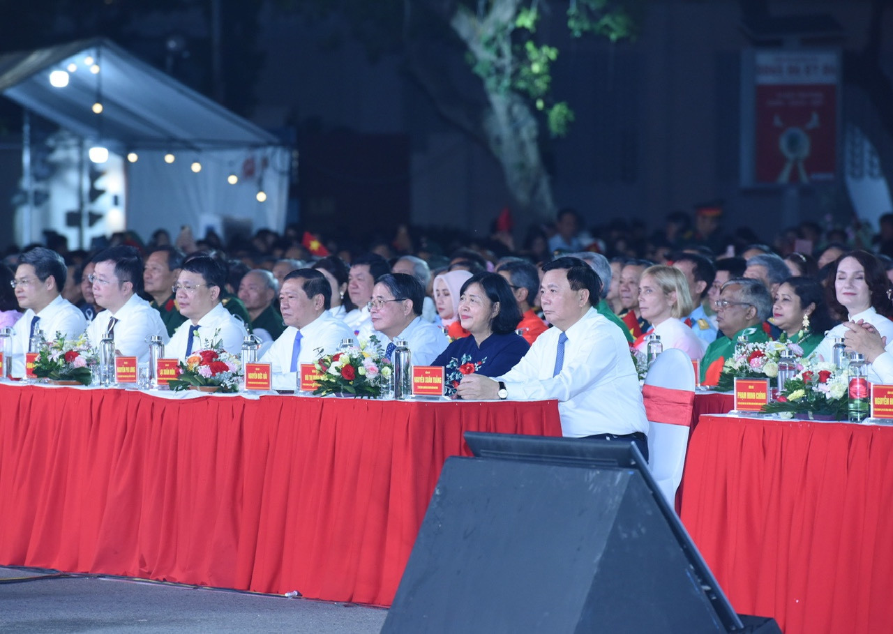 Các đồng chí lãnh đạo Đảng, Nhà nước tham dự chương trình nghệ thuật “Vang mãi khúc khải hoàn” tại điểm cầu Thủ đô Hà Nội. Các đồng chí lãnh đạo Đảng, Nhà nước tham dự chương trình nghệ thuật “Vang mãi khúc khải hoàn” tại điểm cầu Thủ đô Hà Nội.