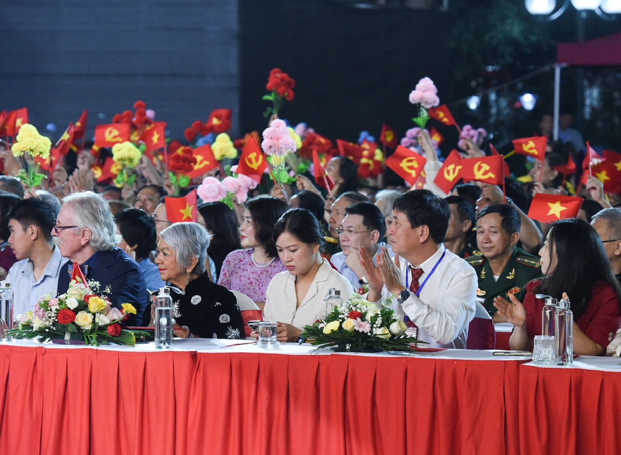 Các đại biểu quốc tế tham dự chương trình nghệ thuật “Vang mãi khúc khải hoàn” tại điểm cầu Thủ đô Hà Nội. Các đại biểu quốc tế tham dự chương trình nghệ thuật “Vang mãi khúc khải hoàn” tại điểm cầu Thủ đô Hà Nội.