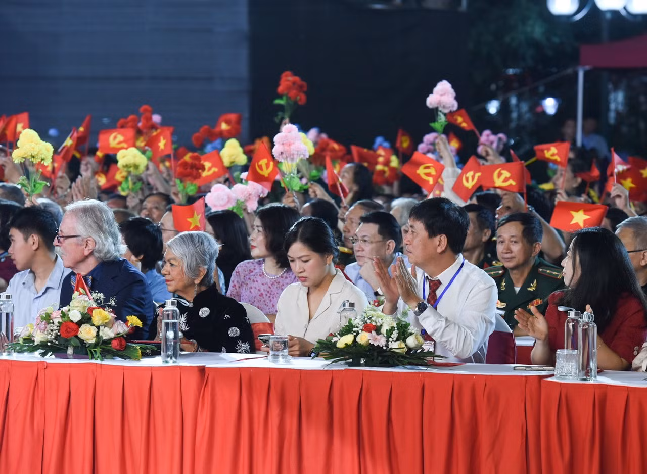 Các đại biểu quốc tế tham dự chương trình nghệ thuật “Vang mãi khúc khải hoàn” tại điểm cầu Thủ đô Hà Nội.