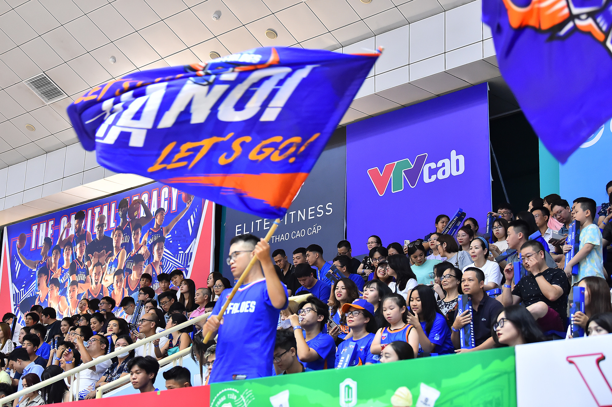 Nhà thi đấu Hoàng Mai như được “nhuộm” xanh bởi đông đảo cổ động viên của đội chủ nhà Hanoi Buffaloes.