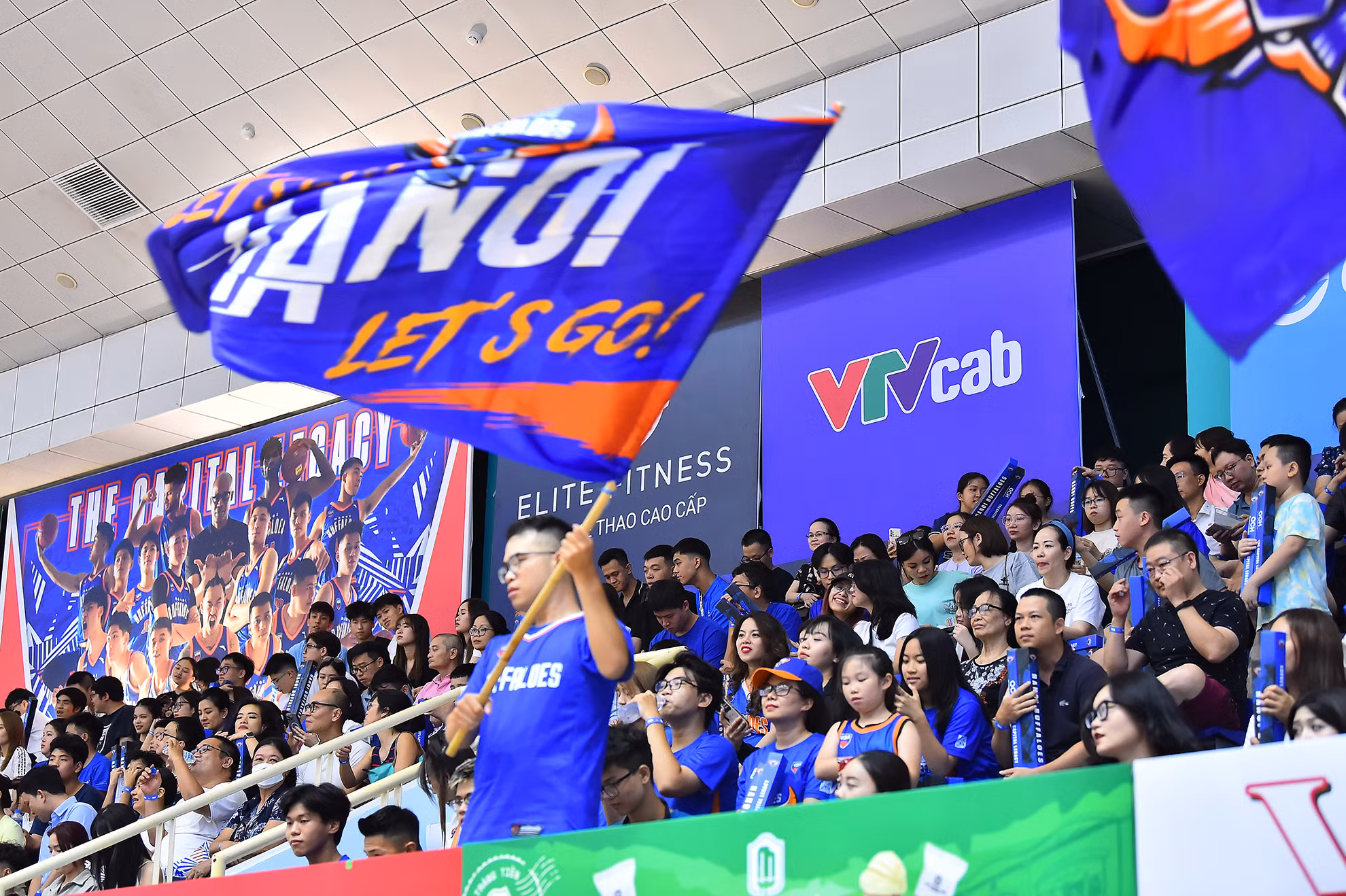 Nhà thi đấu Hoàng Mai như được “nhuộm” xanh bởi đông đảo cổ động viên của đội chủ nhà Hanoi Buffaloes.