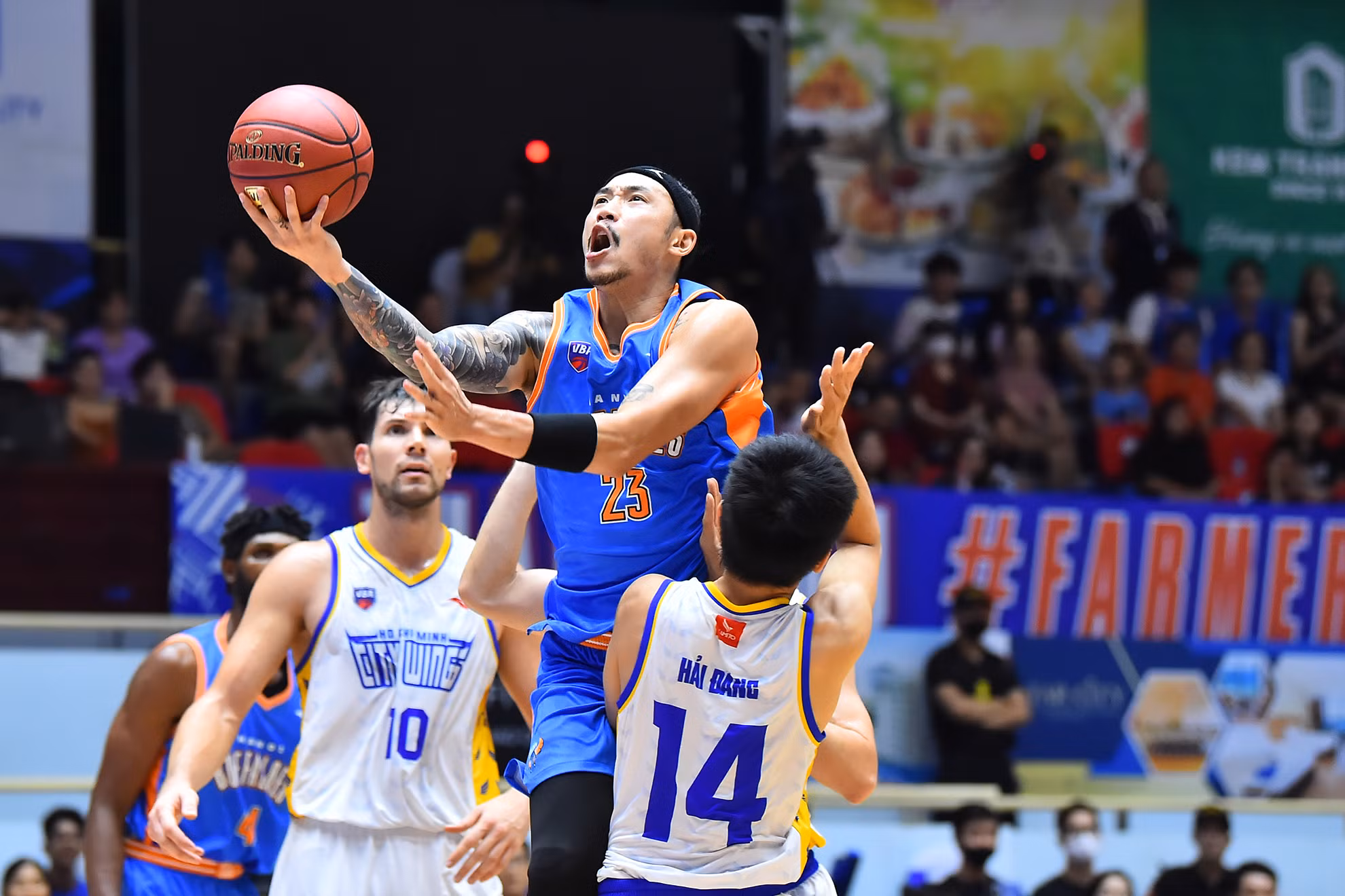 Tâm Đinh (áo xanh) cùng các đồng đội có một trận đấu vất vả trước đội khách Ho Chi Minh City Wings.