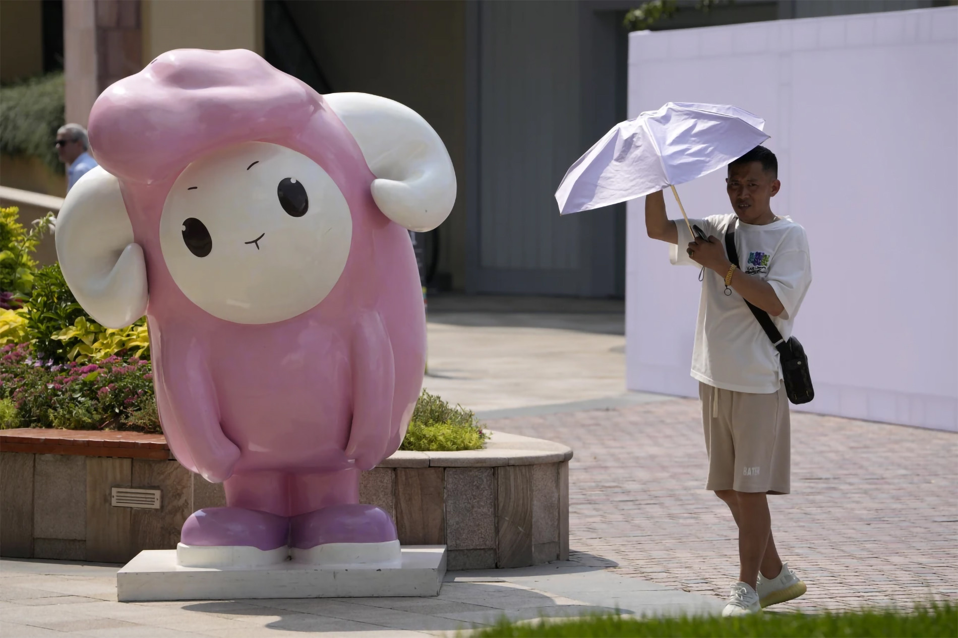 Thủ đô Bắc Kinh của Trung Quốc liên tục lập kỷ lục về nhiệt độ. Tính đến ngày 19/7, Bắc Kinh trải qua 28 ngày liên tục nhiệt độ hơn 35 độ C, vượt mức kỷ lục 26 ngày của năm 2000. (Ảnh: AP)