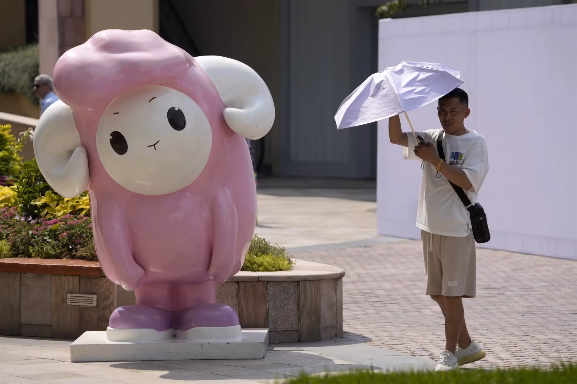 Thủ đô Bắc Kinh của Trung Quốc liên tục lập kỷ lục về nhiệt độ. Tính đến ngày 19/7, Bắc Kinh trải qua 28 ngày liên tục nhiệt độ hơn 35 độ C, vượt mức kỷ lục 26 ngày của năm 2000. (Ảnh: AP)