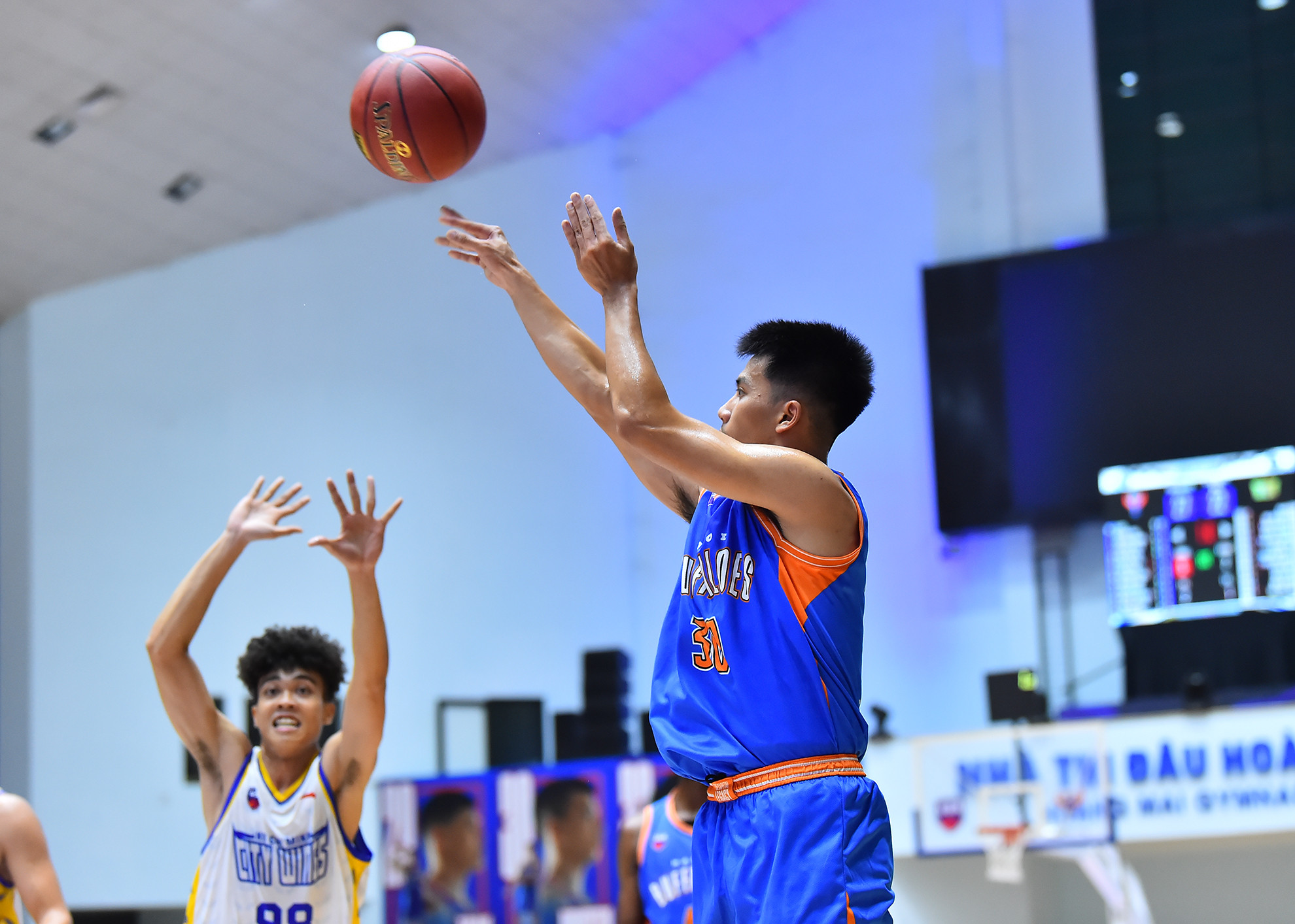 Tuy nhiên, Ho Chi Minh City Wings cũng không để trận đấu bị trôi đi quá xa khi liên tục có những tình huống phòng ngự tốt khiến các cầu thủ chủ nhà chỉ có thể tạm dẫn trước đội khách 7 điểm sau một nửa thời gian thi đấu (51-44).