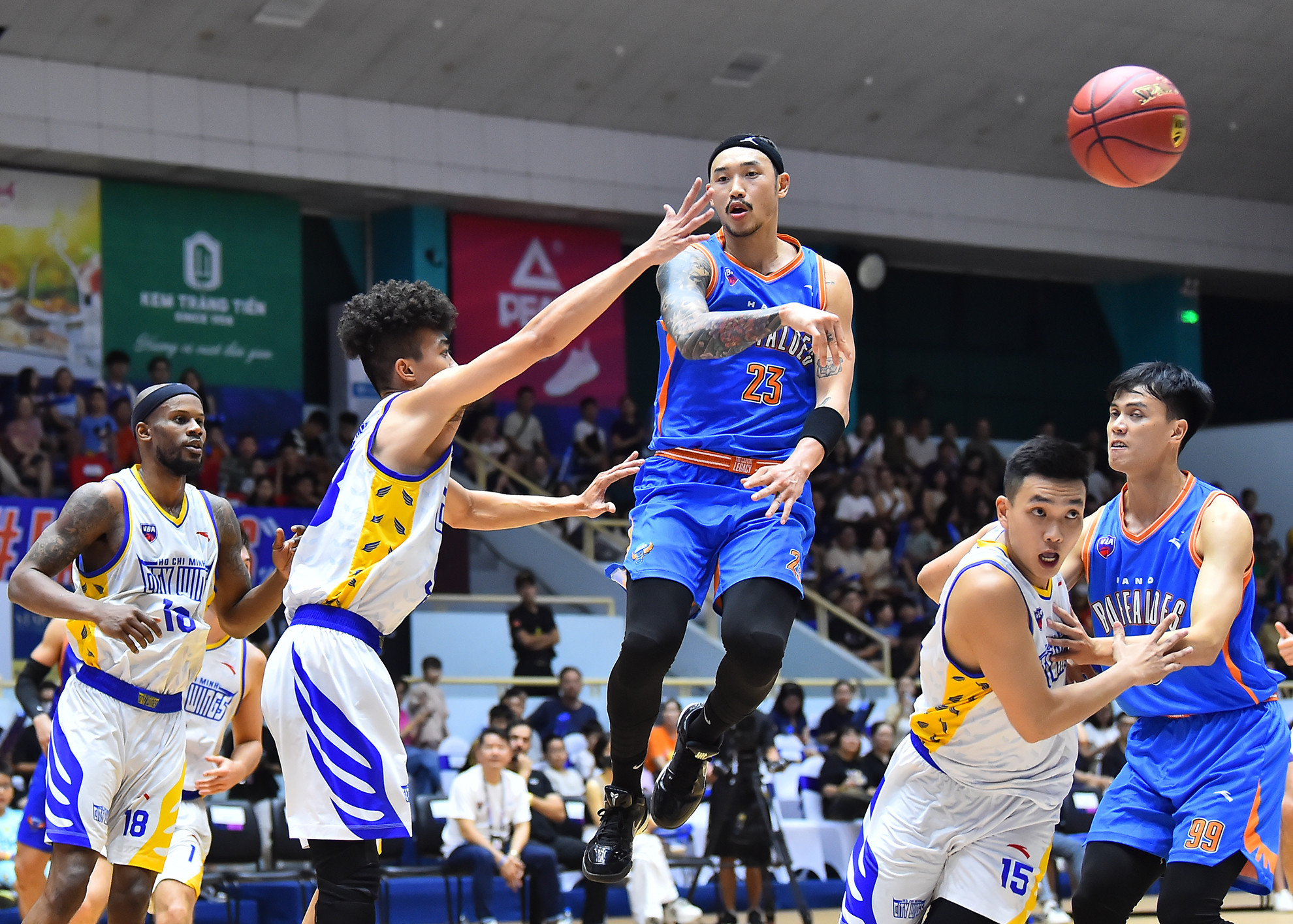 Dù chỉ có 12 điểm nhưng Tâm Đinh tiếp tục để lại dấu ấn trong lối chơi của Hanoi Buffaloes khi là cầu thủ nhận trách nhiệm luân chuyển bóng trong các tình huống tấn công.