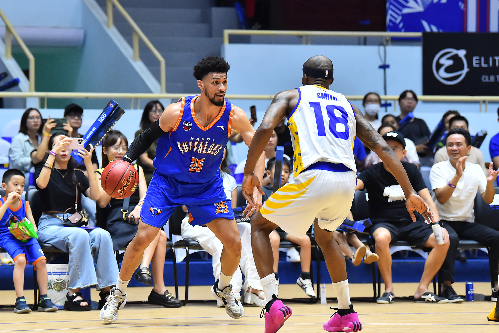 Nhận được sự cổ vũ nhiệt tình của đông đảo khán giả nhà, các cầu thủ Hanoi Buffaloes là những người nhập cuộc tốt hơn và nhanh chóng triển khai lối chơi theo ý đồ chiến thuật của huấn luyện viên Eric Rashad.