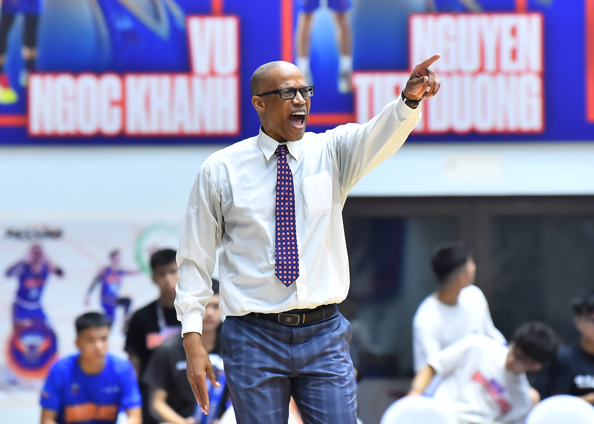 Huấn luyện viên Eric Rashad liên tục có những chỉ đạo ngay ngoài sân trong thời điểm các học trò thi đấu mất tập trung và có thời điểm để đội khách rút ngắn tỷ số xuống còn 2 điểm trong những phút thi đấu cuối của hiệp 4.