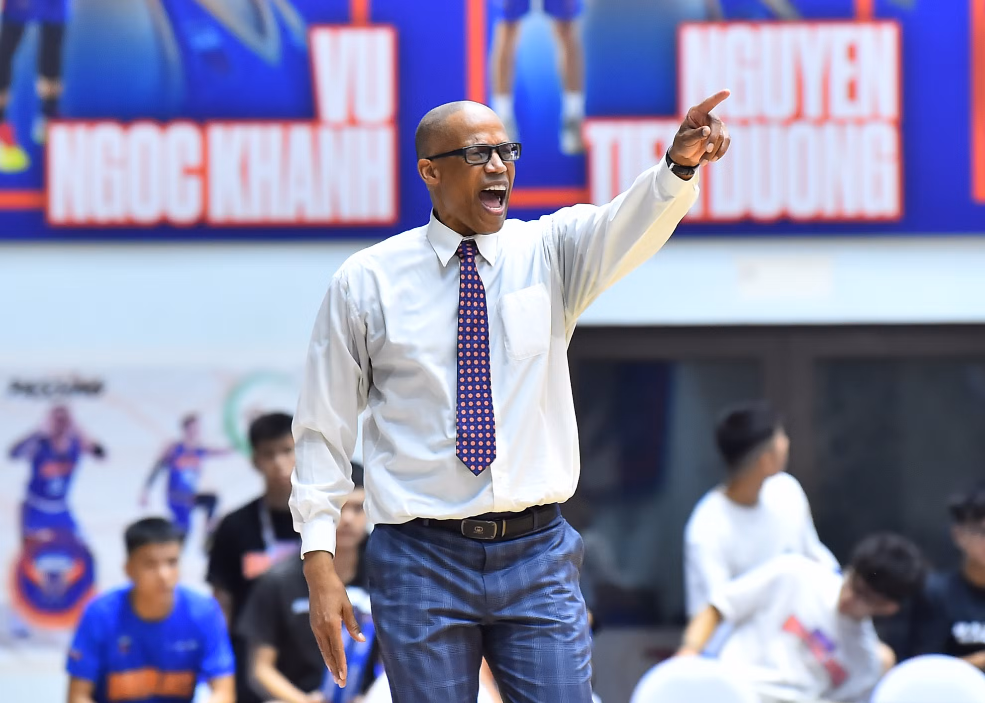 Huấn luyện viên Eric Rashad liên tục có những chỉ đạo ngay ngoài sân trong thời điểm các học trò thi đấu mất tập trung và có thời điểm để đội khách rút ngắn tỷ số xuống còn 2 điểm trong những phút thi đấu cuối của hiệp 4.