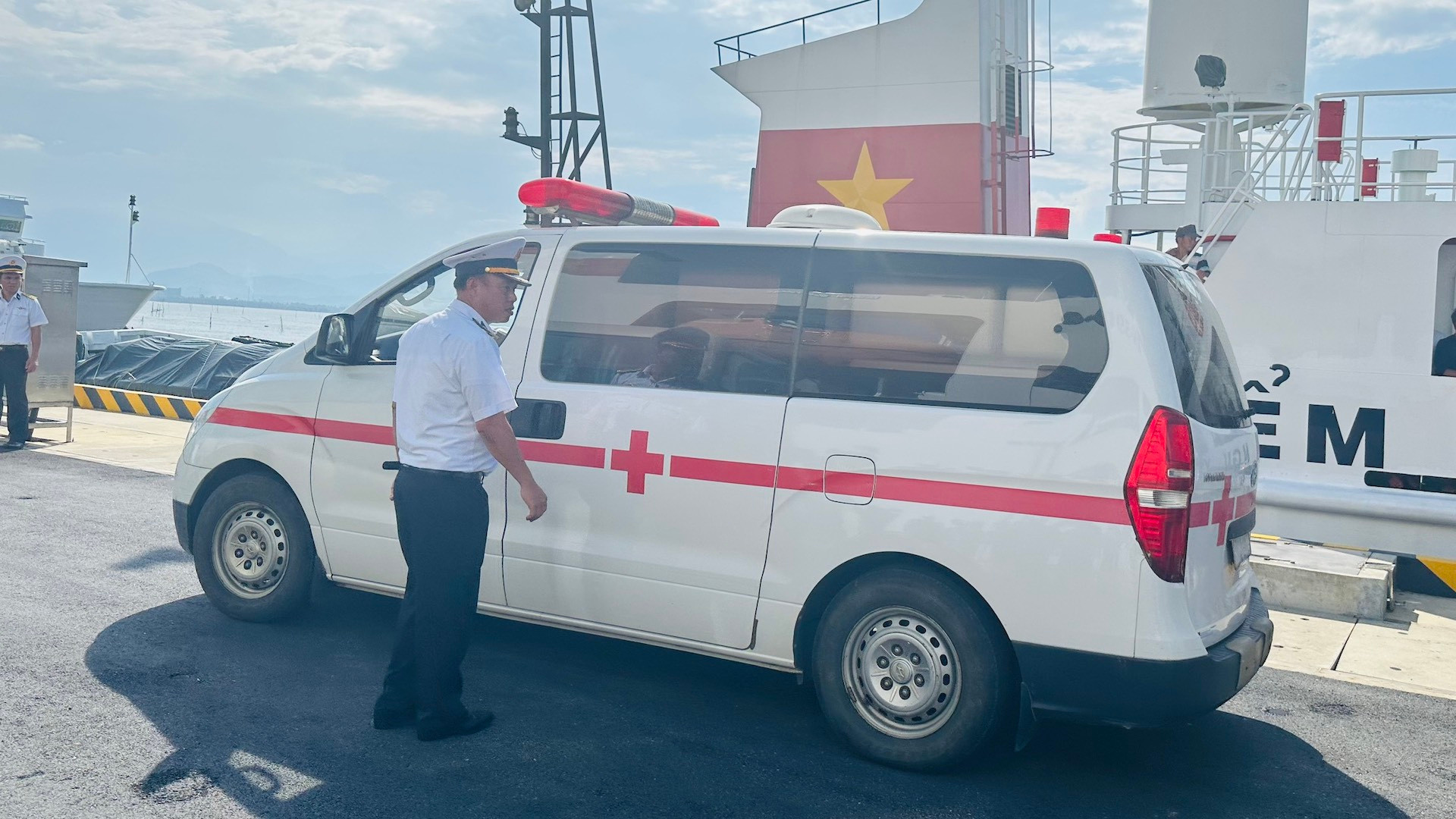 Hiện vẫn còn 13 ngư dân mất tích. Dù lực lượng cứu nạn liên tục mở rộng phạm vi tìm kiếm người nhưng đến nay vẫn chưa thể tìm thấy.