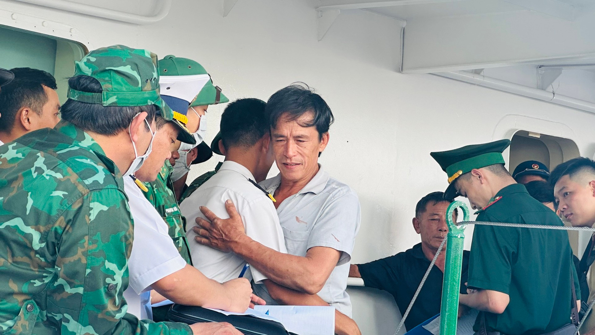 Cán bộ, chiến sĩ tàu 467 Quân chủng Hải quân tận lực đón các ngư dân trên biển và đưa bà con vào bờ an toàn sau nhiều ngày tìm kiếm cứu nạn.