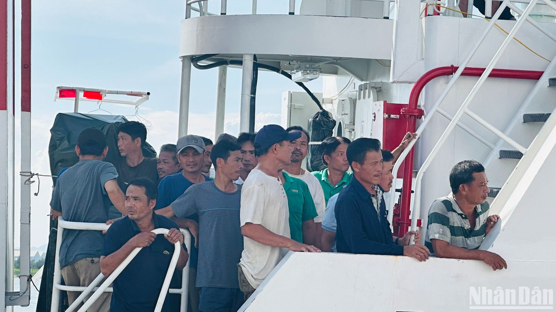 Sau khoảng 30 giờ hành trình trên biển, tàu 467 của Quân chủng Hải quân đã đưa 78 ngư dân và 2 thi thể ngư dân của hai tàu cá bị chìm vào bờ.