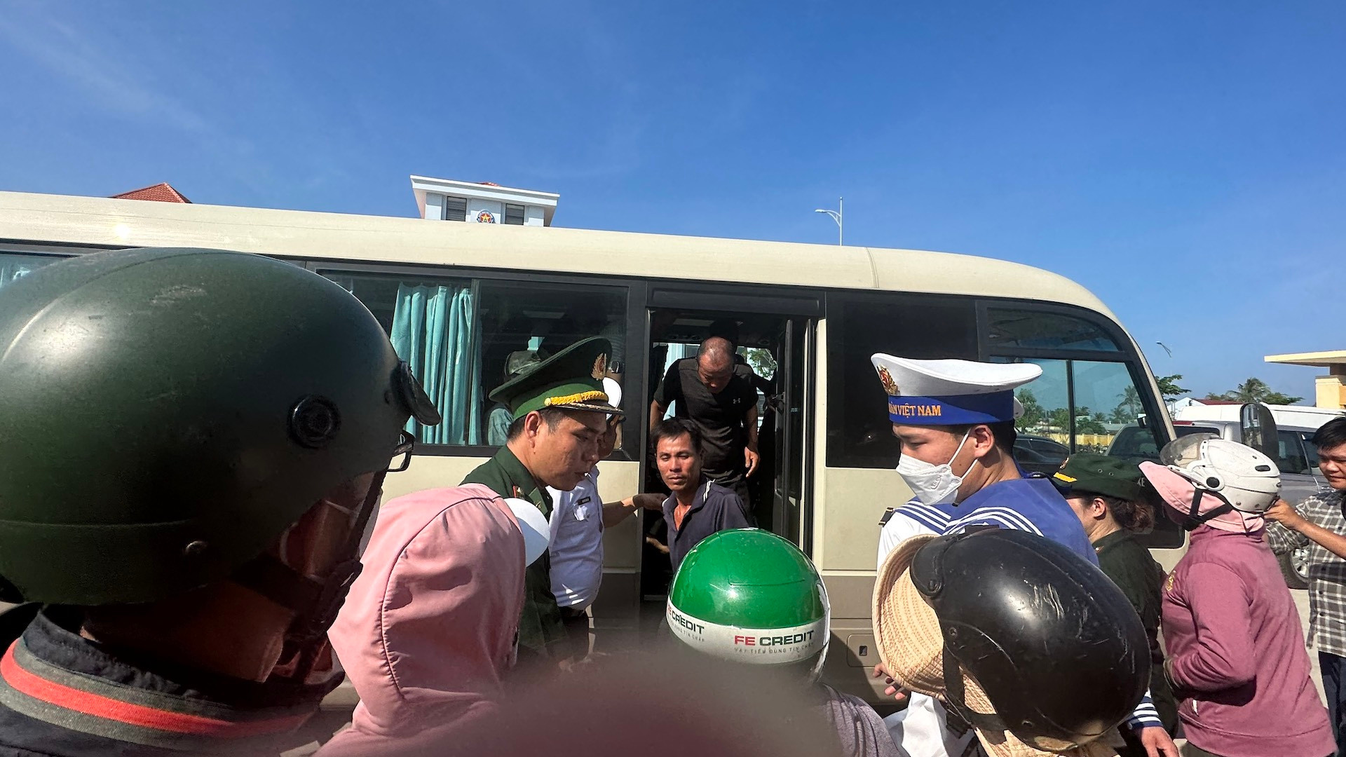 Rất đông thân nhân các ngư dân chờ đón người thân của mình trở về.